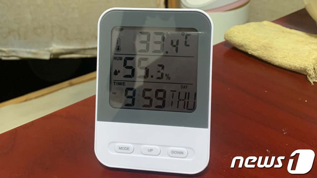 본문 이미지 - 3일 오후 10시 서울 용산구 동자동 쪽방촌의 방 온도.  해가 졌지만 방 안 온도는 가장 무덥던 오후 3시에서 멈춰 있다.2023.8.3/뉴스1 ⓒ News1 장성희 기자