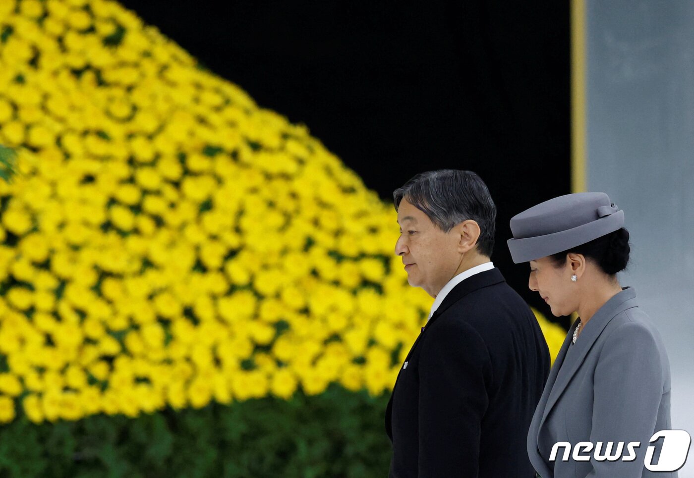 본문 이미지 - 일본 나루히토 일왕과 마사코 왕비 부부 내외가 15일(현지시간) 도쿄 일본무도관에서 열린 '전국전몰자 추도식'에 참석했다. 2023.08.1.5 ⓒ 로이터=뉴스1 ⓒ News1 정윤영 기자