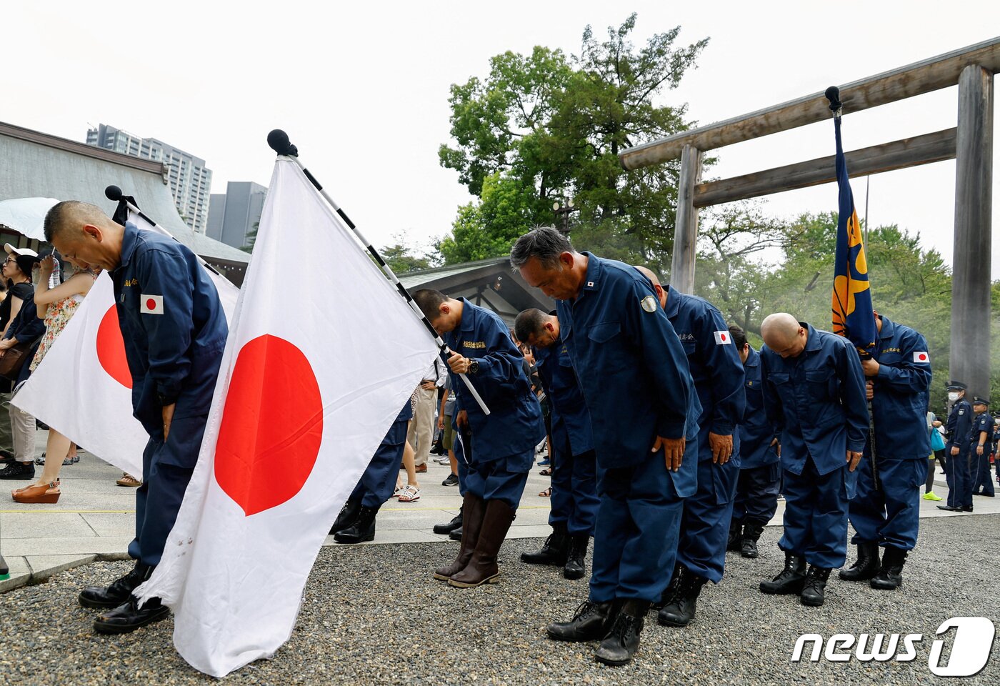 본문 이미지 - 15일 일본이 패전일을 맞이한 가운데, 우익 단체들이 도쿄 지요다구의 야스쿠니 신사를 참배했다. 2023.08.15. ⓒ 로이터=뉴스1 ⓒ News1 정윤영 기자