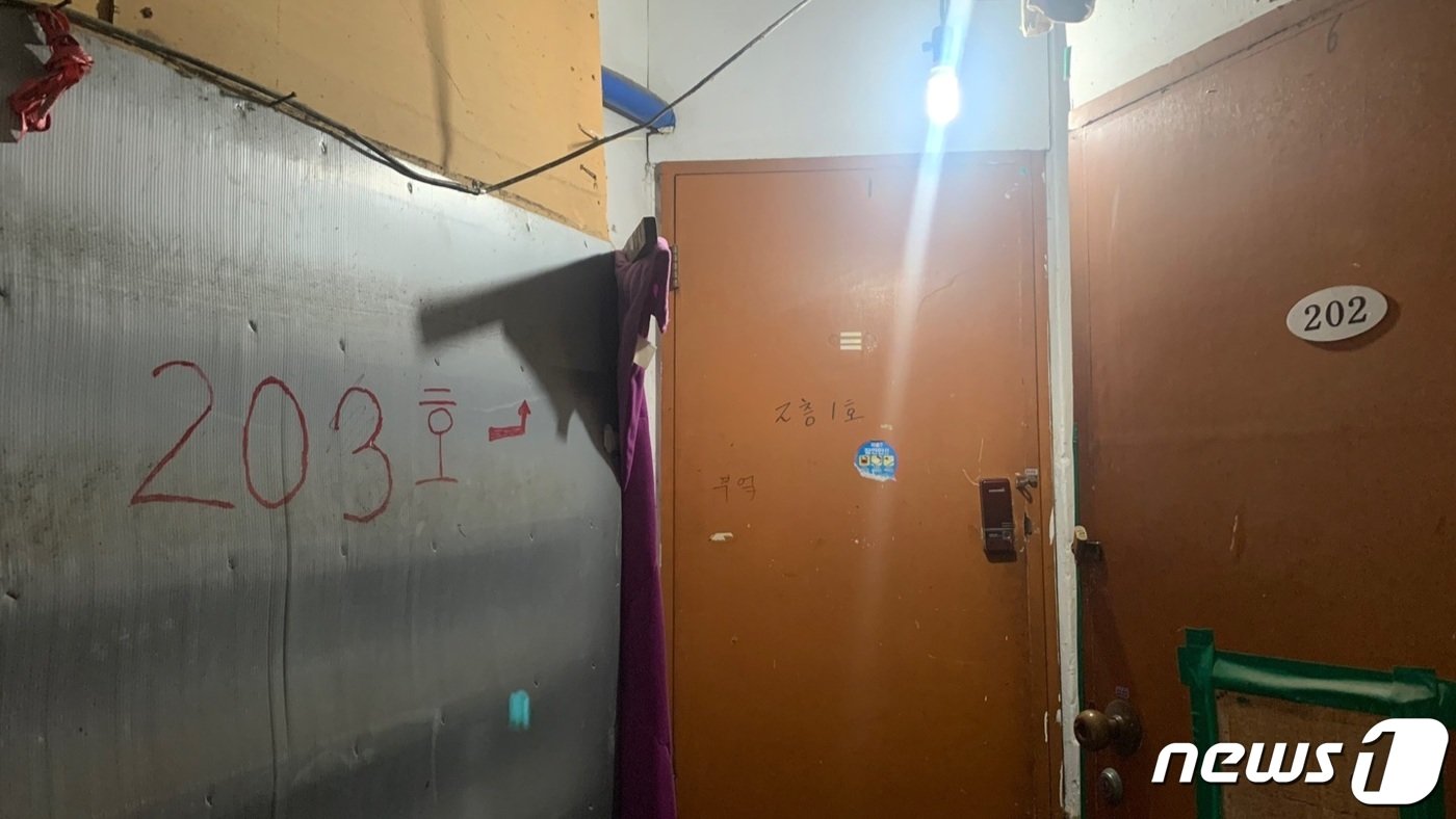 본문 이미지 - 3일 오후 10시 서울 용산구 동자동 쪽방촌 내부. 사람 한 명이 겨우 지나갈 정도로 복도가 좁다. 2023.8.3/뉴스1 ⓒ News1 장성희 기자