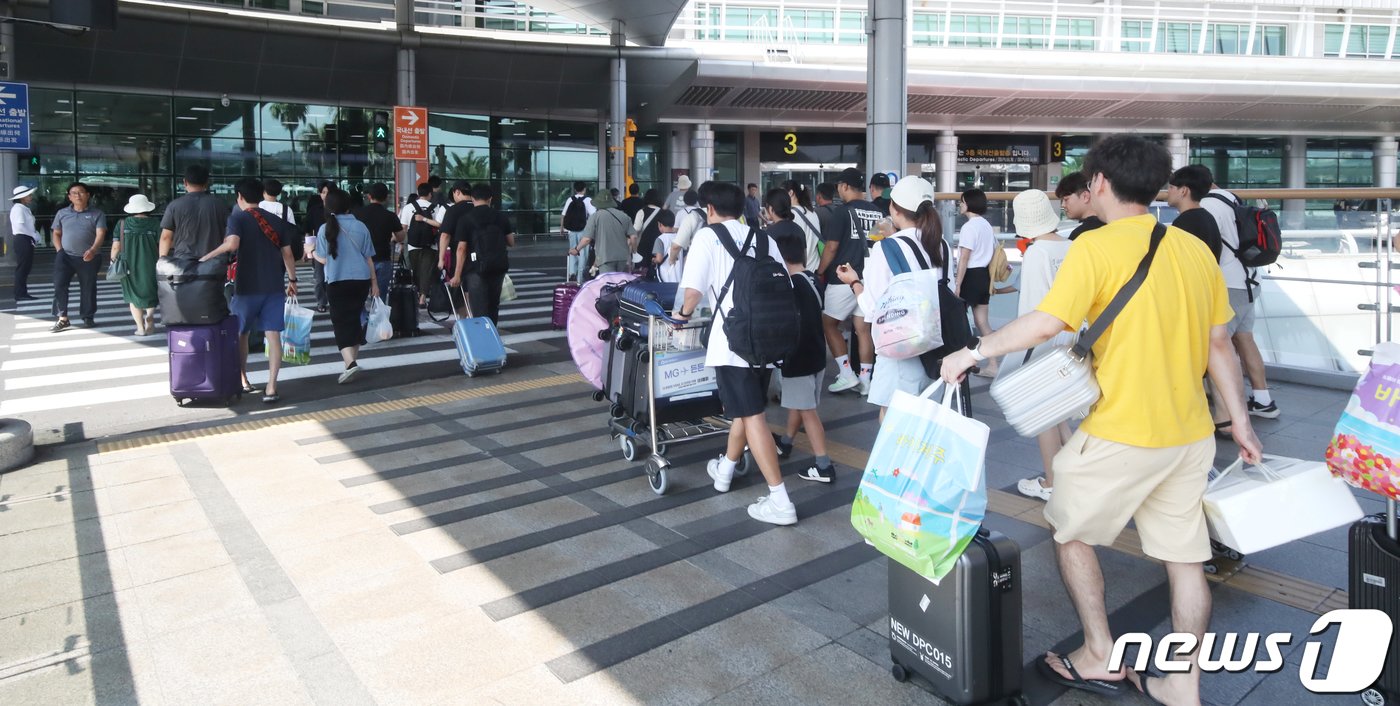 광복절 연휴 마지막날인 15일 오후 제주국제공항에서 관광객들이 국내선 출발장으로 향하고 있다. 2023.8.15/뉴스1 ⓒ News1 오현지 기자