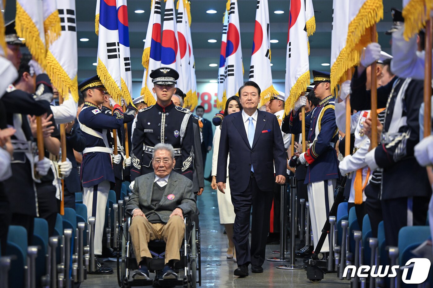 본문 이미지 - 윤석열 대통령이 15일 서울 서대문구 이화여대 대강당에서 열린 제78주년 광복절 경축식에서 오성규 애국지사와 함께 입장하고 있다. (대통령실 제공) 2023.8.15/뉴스1 ⓒ News1 오대일 기자