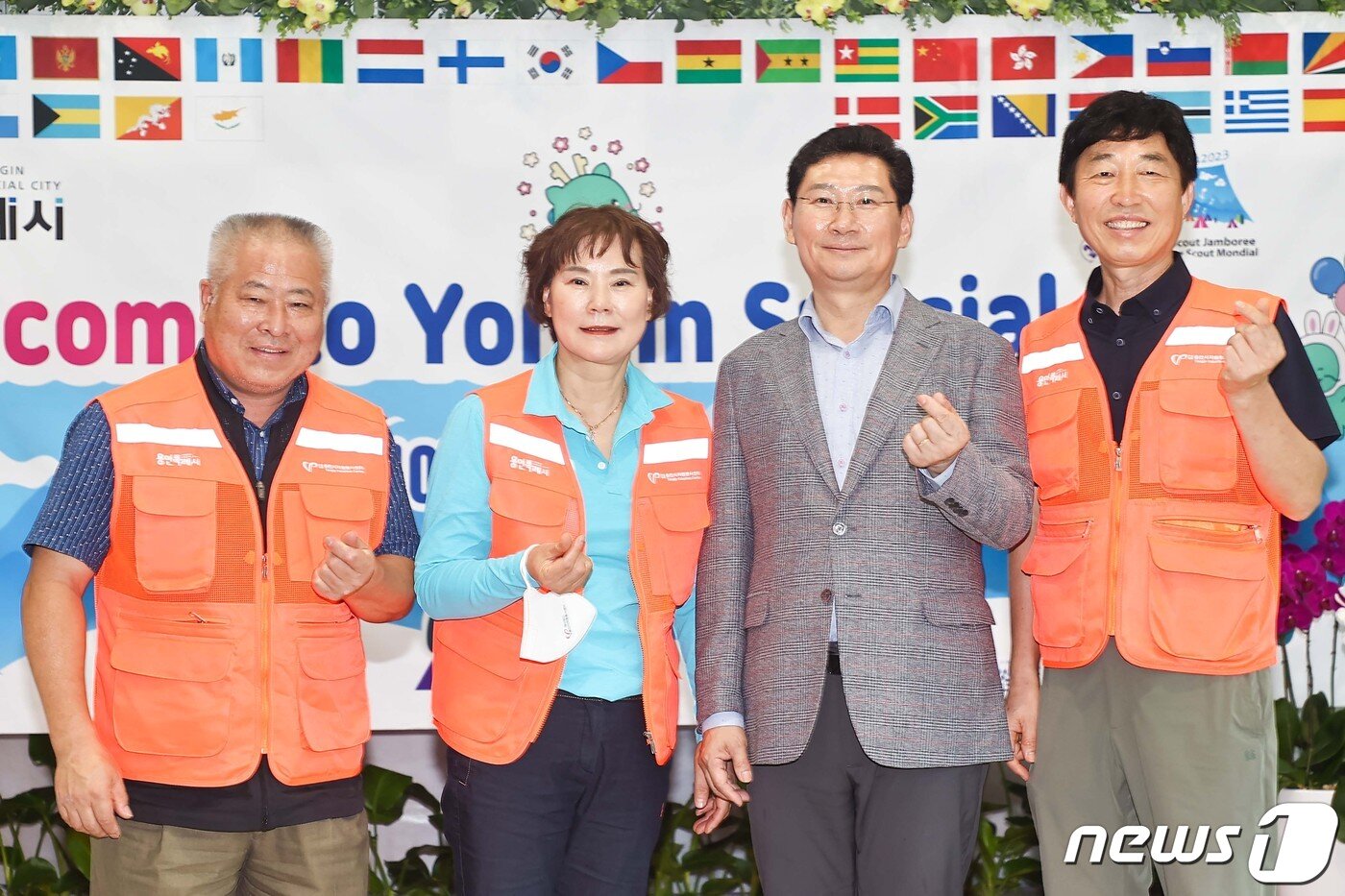 본문 이미지 - 이상일 시장(오른쪽 두번째)이 지난 10일 명지대에서 열린 공연행사에서 시 자원봉사센터 관계자들과 기념촬영을 하고 있는 모습.(용인시 제공)