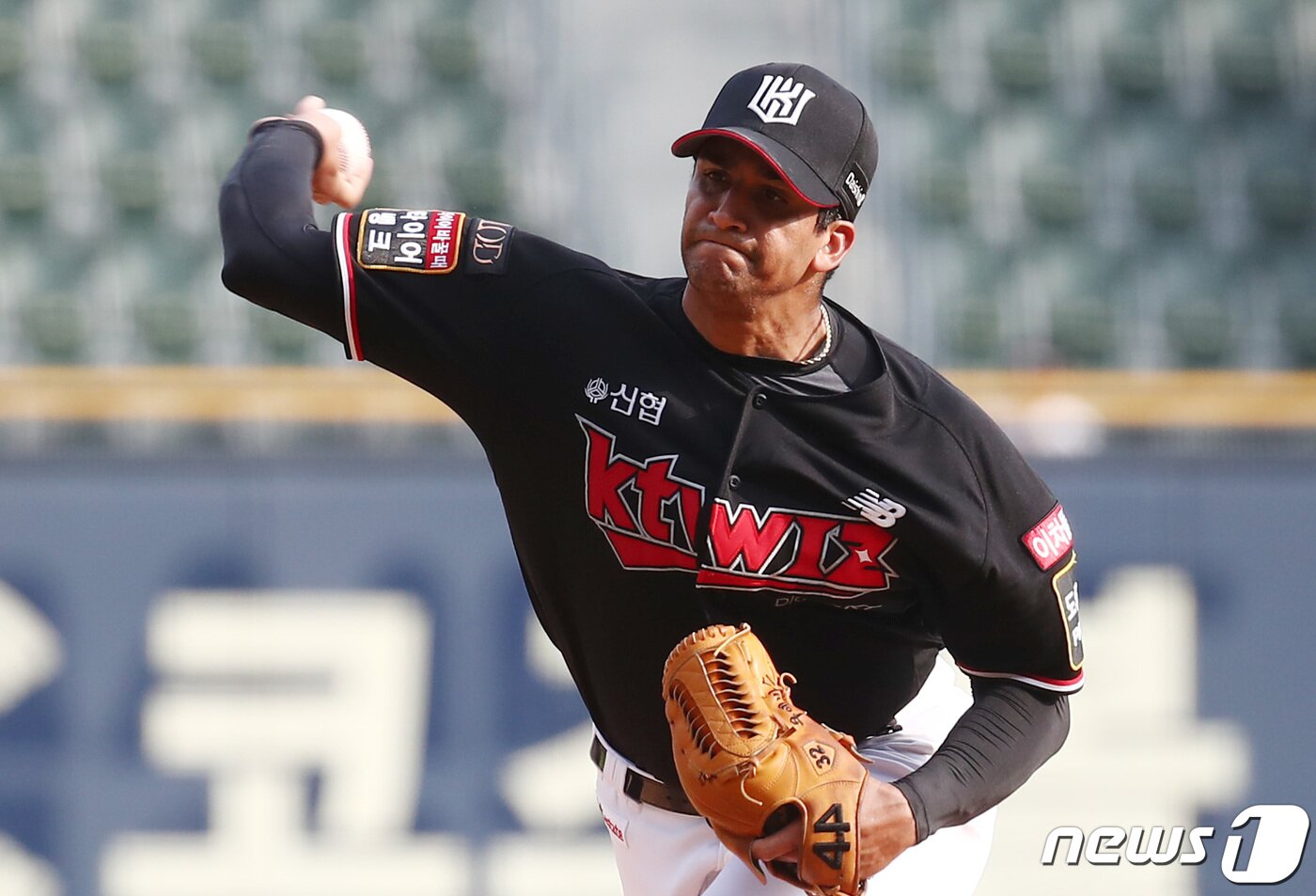 본문 이미지 - 15일 오후 서울 송파구 잠실야구장에서 열린 프로야구 '2023 신한은행 SOL KBO리그' 두산 베어스와 KT 위즈의 경기에서 1회말 KT 선발 윌리엄 쿠에바스가 힘차게 공을 던지고 있다. 2023.8.15/뉴스 ⓒ News1 김민지 기자