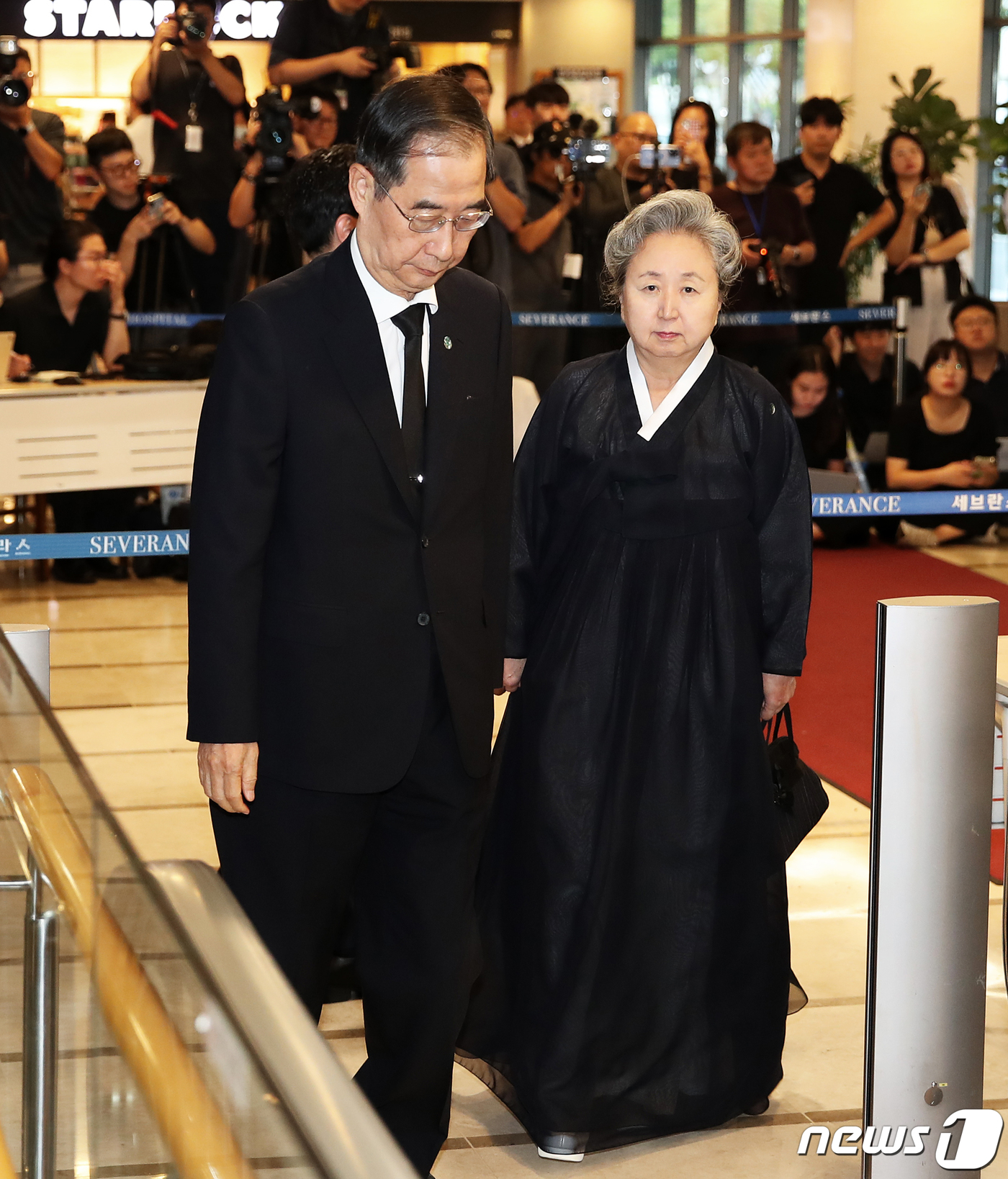 (서울=뉴스1) 오대일 기자 = 한덕수 국무총리가 15일 오후 윤석열 대통령의 부친 고 윤기중 연세대 명예교수의 빈소가 마련된 서울 서대문구 신촌세브란스병원 장례식장으로 들어서고 …
