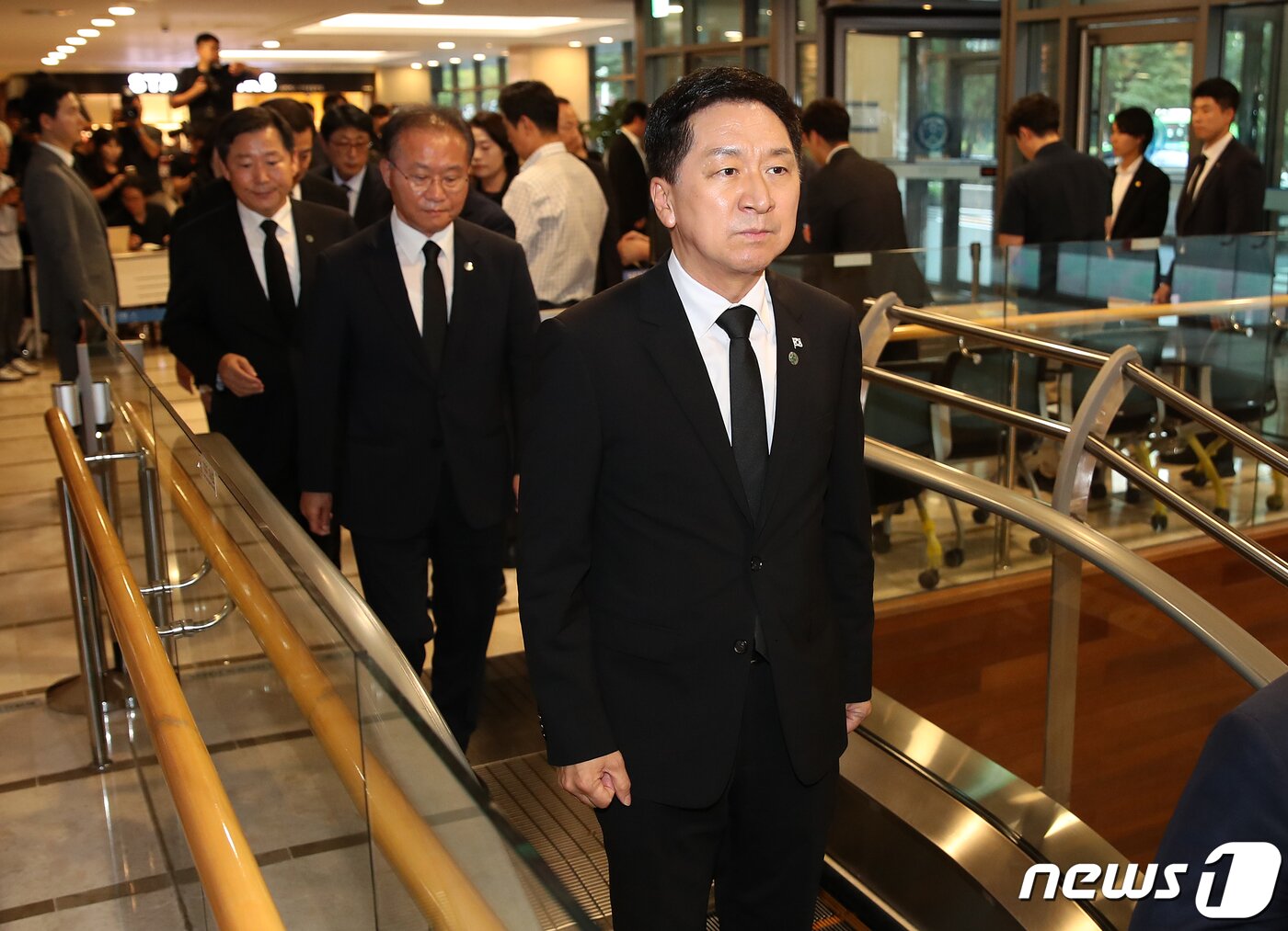 본문 이미지 - 김기현 대표와 윤재옥 원내대표를 비롯한 국민의힘 지도부가 15일 오후 윤석열 대통령의 부친 고 윤기중 연세대 명예교수의 빈소가 마련된 서울 서대문구 신촌세브란스병원 장례식장으로 들어서고 있다. 윤 교수의 장례는 가족장으로 사흘간 진행된다. 2023.8.15/뉴스1 ⓒ News1 오대일 기자