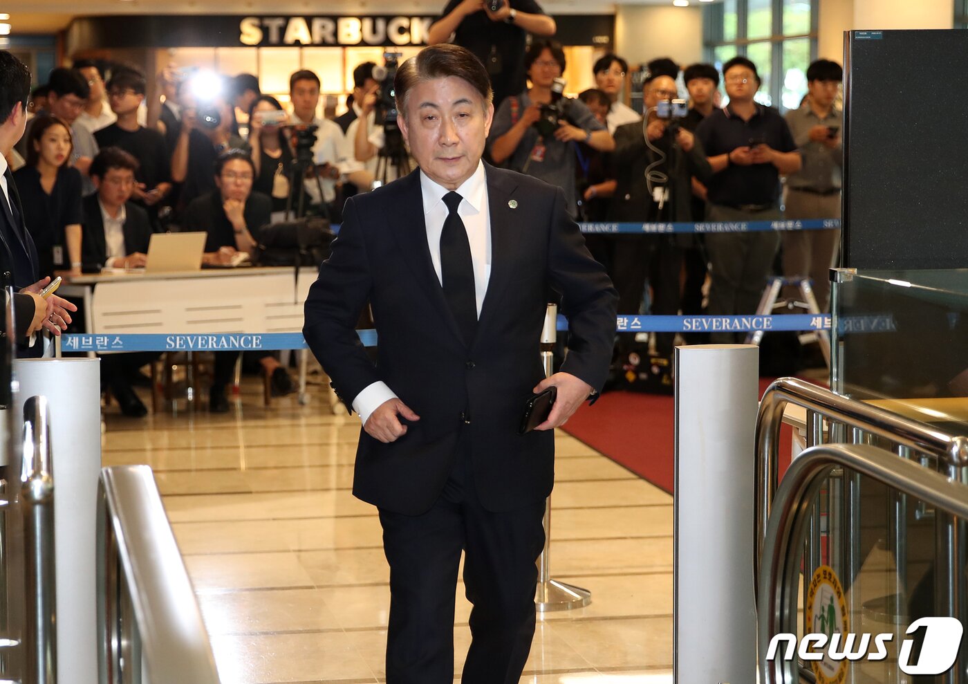 본문 이미지 - 이동관 방송통신위원장 후보자가 15일 오후 윤석열 대통령의 부친 고 윤기중 연세대 명예교수의 빈소가 마련된 서울 서대문구 신촌세브란스병원 장례식장으로 들어서고 있다. 윤 교수의 장례는 가족장으로 사흘간 진행된다. 2023.8.15/뉴스1 ⓒ News1 오대일 기자