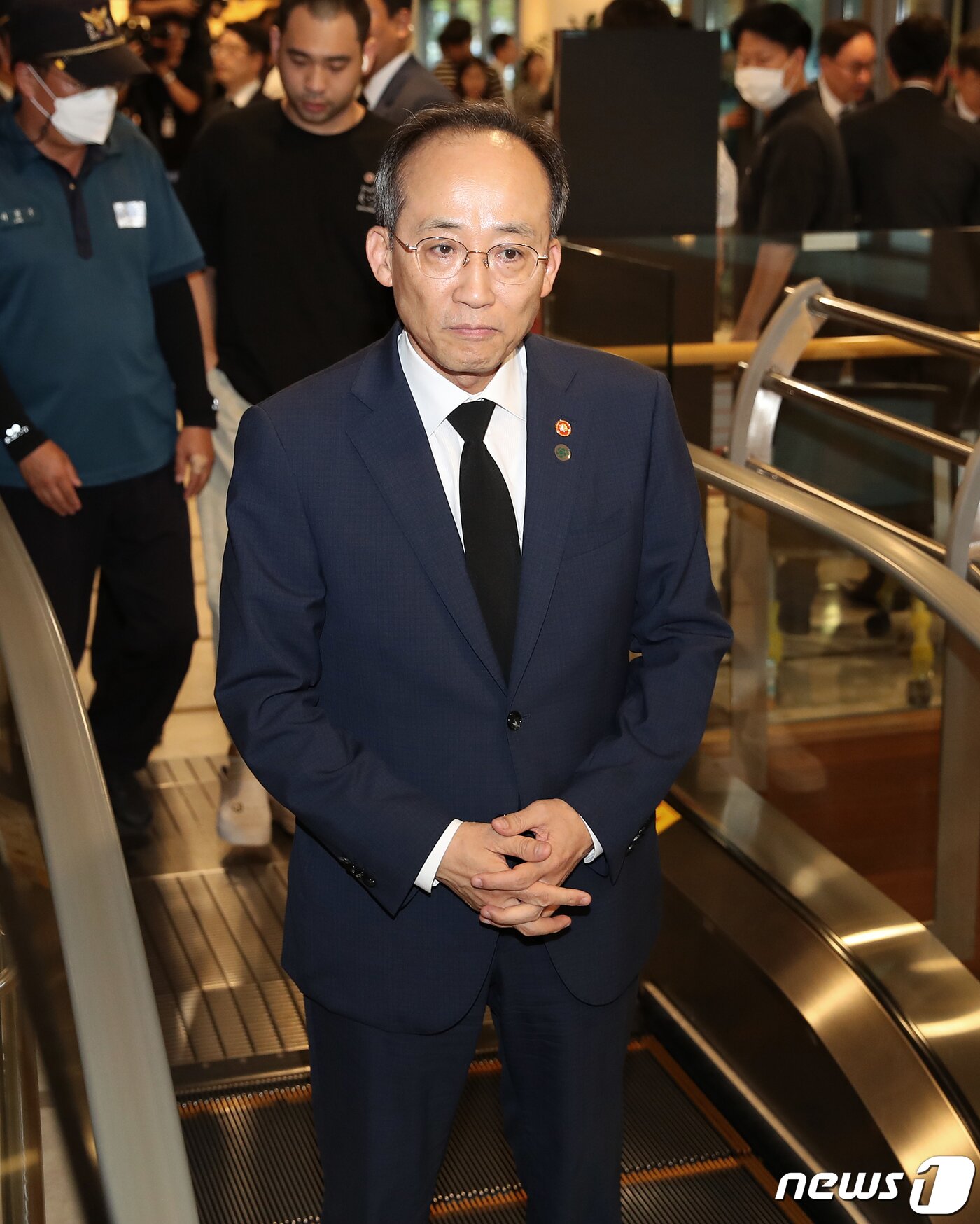 본문 이미지 - 추경호 경제부총리 겸 기획재정부 장관이 15일 오후 윤석열 대통령의 부친 고 윤기중 연세대 명예교수의 빈소가 마련된 서울 서대문구 신촌세브란스병원 장례식장으로 들어서고 있다. 윤 교수의 장례는 가족장으로 사흘간 진행된다. 2023.8.15/뉴스1 ⓒ News1 오대일 기자