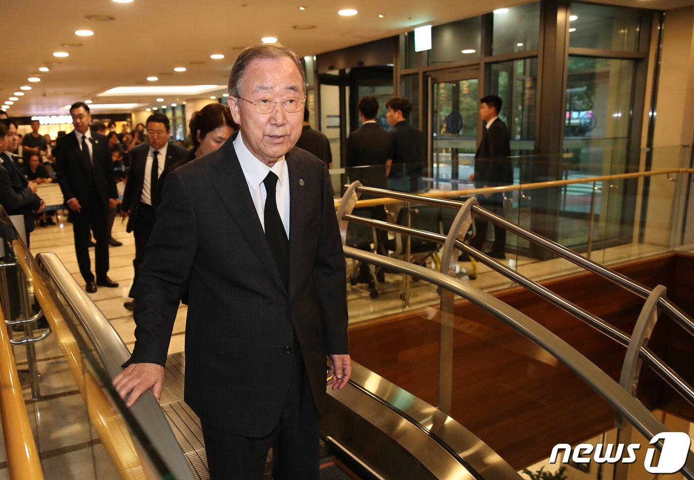본문 이미지 - 반기문 전 유엔 사무총장이 15일 오후 윤석열 대통령의 부친 고 윤기중 연세대 명예교수의 빈소가 마련된 서울 서대문구 신촌세브란스병원 장례식장으로 들어서고 있다. 윤 교수의 장례는 가족장으로 사흘간 진행된다. 2023.8.15/뉴스1 ⓒ News1 오대일 기자