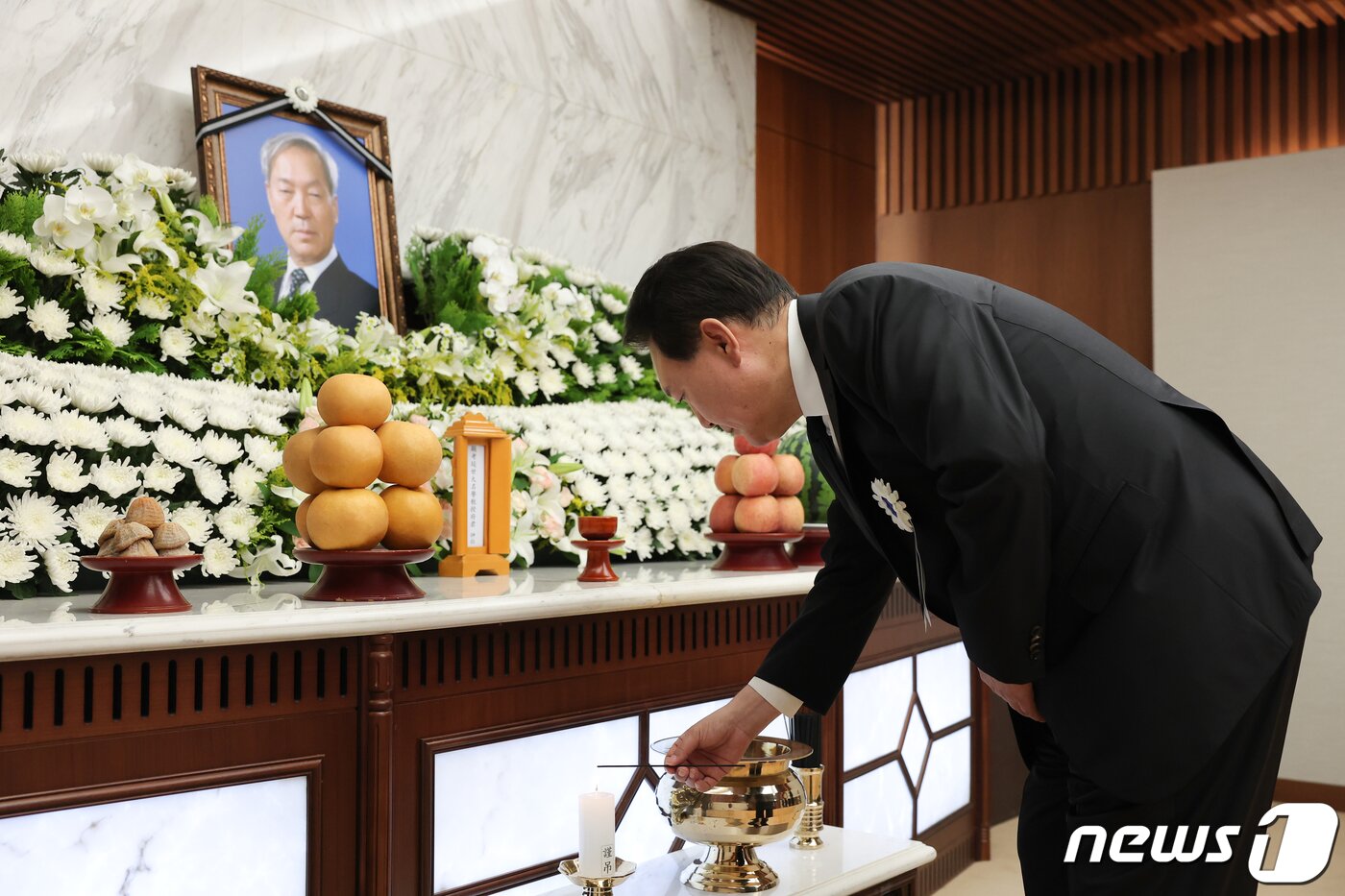 본문 이미지 - 윤석열 대통령이 15일 오후 서울 서대문구 신촌세브란스병원 장례식장에 마련된 부친 고 윤기중 연세대 명예교수 빈소에서 조문객들이 도착하기 전 향을 피우고 있다. (대통령실 제공). 2023.8.15/뉴스1 ⓒ News1 오대일 기자