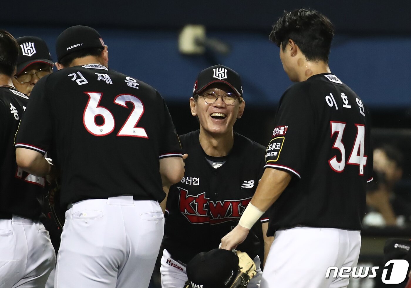 본문 이미지 - 15일 오후 서울 송파구 잠실야구장에서 열린 프로야구 '2023 신한은행 SOL KBO리그' 두산 베어스와 KT 위즈의 경기에서 1대0으로 승리한 KT 이강철 감독과 선수들이 기뻐하고 있다. 2023.8.15/뉴스1 ⓒ News1 김민지 기자