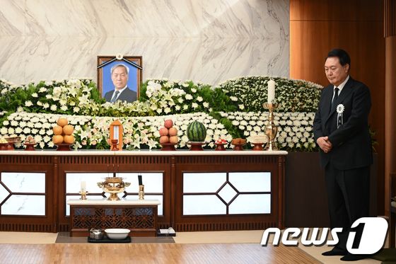 윤석열 대통령이 15일 오후 서울 서대문구 신촌세브란스병원 장례식장에 마련된 부친 고 윤기중 연세대 명예교수의 빈소를 지키고 있다. (대통령실 제공). 2023.8.15/뉴스1 © News1 오대일 기자