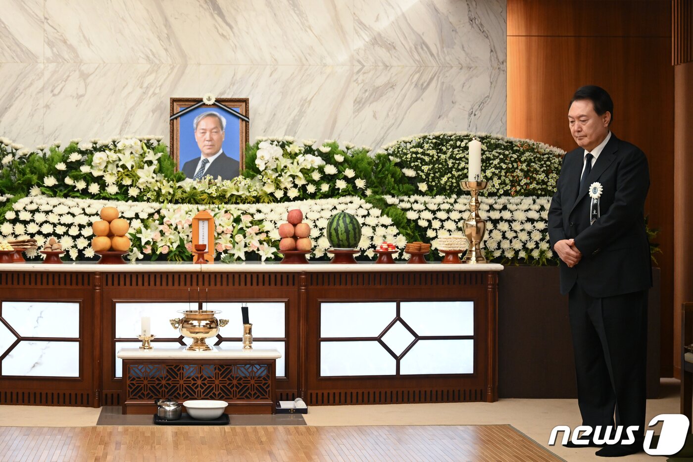본문 이미지 - 윤석열 대통령이 15일 오후 서울 서대문구 신촌세브란스병원 장례식장에 마련된 부친 고 윤기중 연세대 명예교수의 빈소를 지키고 있다. (대통령실 제공). 2023.8.15/뉴스1 ⓒ News1 오대일 기자