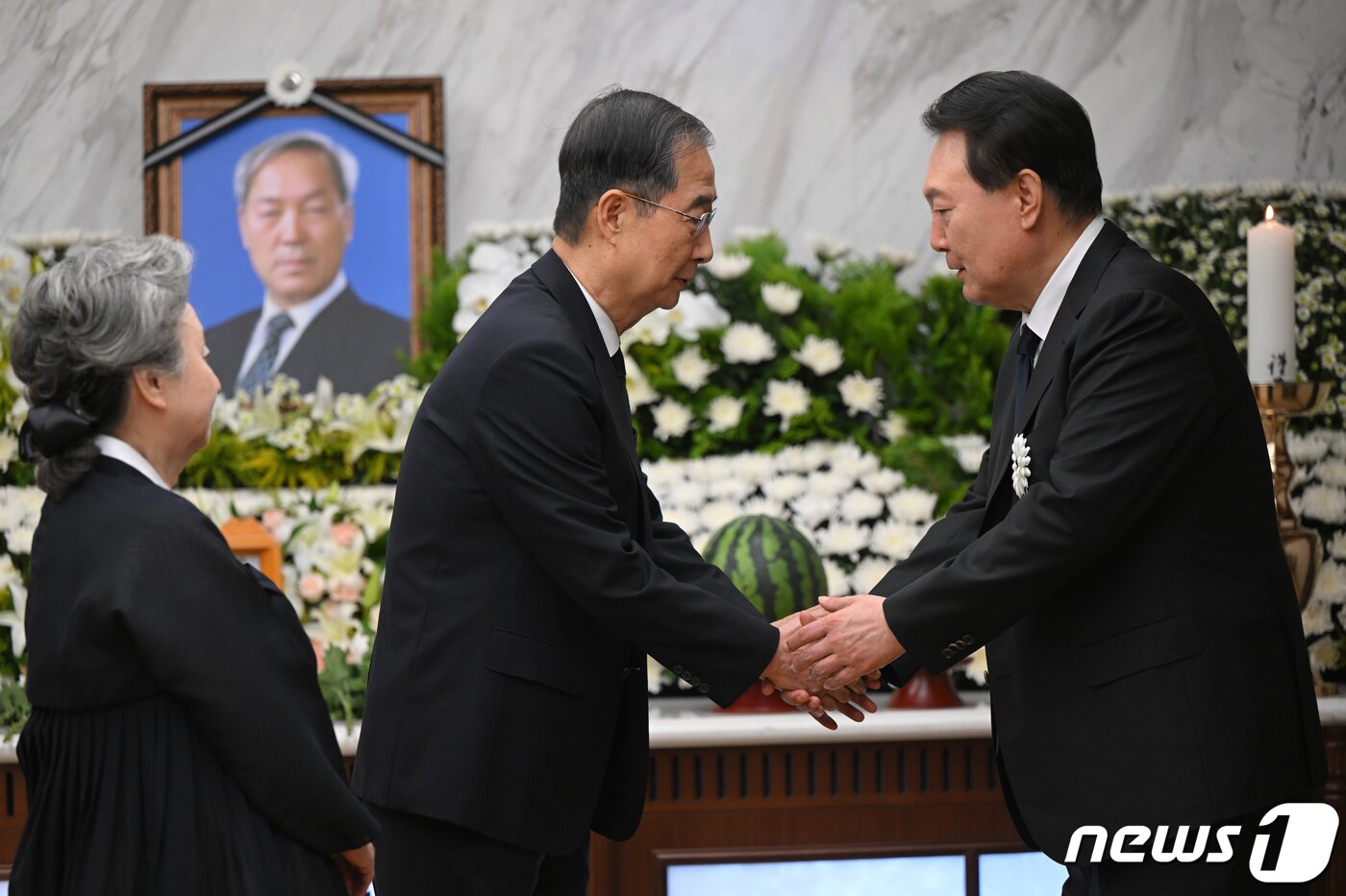 본문 이미지 - 윤석열 대통령이 15일 오후 서울 서대문구 신촌세브란스병원 장례식장에 마련된 부친 고 윤기중 연세대 명예교수의 빈소에서 한덕수 국무총리 내외의 조문을 받고 있다. (대통령실 제공). 2023.8.15/뉴스1 ⓒ News1 오대일 기자
