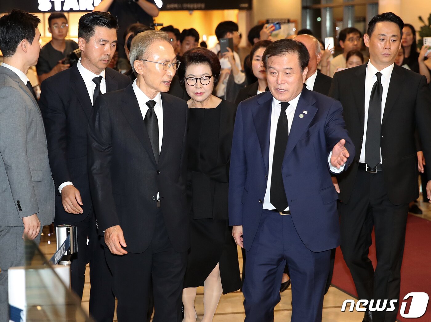 본문 이미지 - 이명박 전 대통령이 15일 오후 윤석열 대통령의 부친 고 윤기중 연세대 명예교수의 빈소가 마련된 서울 서대문구 신촌세브란스병원 장례식장으로 들어서고 있다. 윤 교수의 장례는 가족장으로 사흘간 진행된다. 2023.8.15/뉴스1 ⓒ News1 오대일 기자