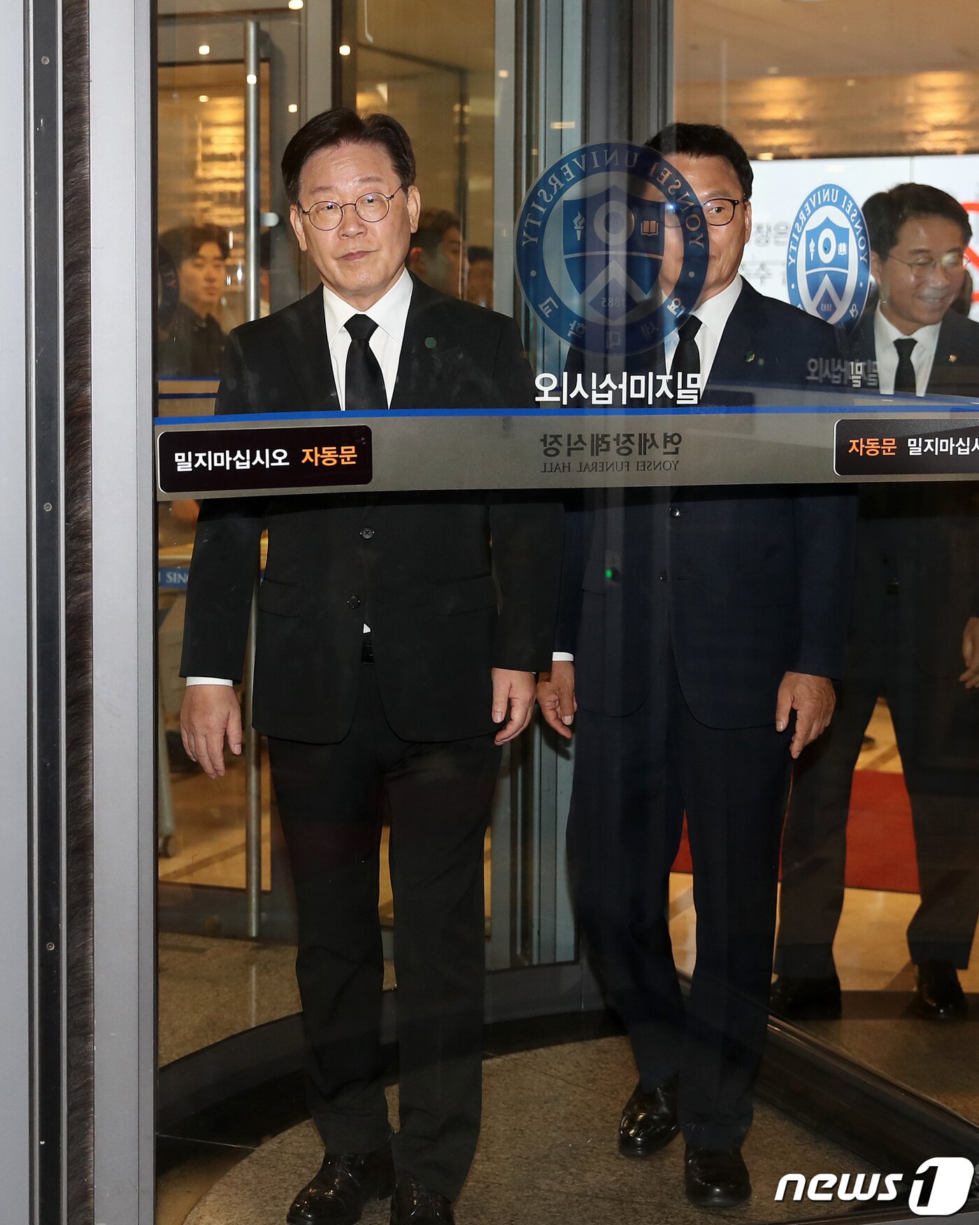 본문 이미지 - 이재명 더불어민주당 대표가 15일 오후 서울 서대문구 신촌세브란스병원 장레식장에서 윤석열 대통령의 부친 고 윤기중 연세대 명예교수 빈소를 조문한 후 자리를 뜨고 있다. 2023.8.15/뉴스1 ⓒ News1 오대일 기자