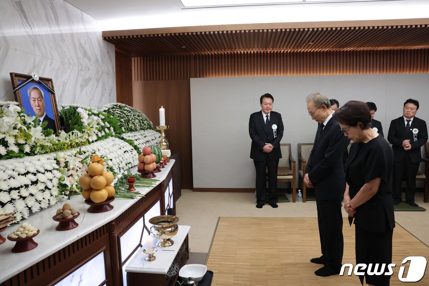 이명박 전 대통령 부부가 15일 오후 서울 서대문구 신촌세브란스병원 장례식장에 마련된 윤석열 대통령의 부친 고 윤기중 연세대 명예교수 빈소를 찾아 조문하고 있다.&#40;대통령실 제공&#41; 2023.8.15/뉴스1 ⓒ News1 오대일 기자