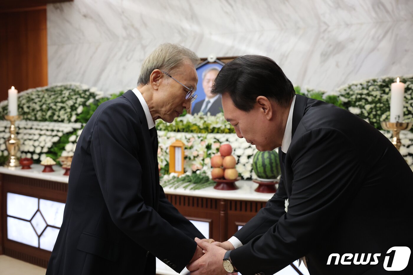 본문 이미지 - 이명박 전 대통령이 15일 오후 서울 서대문구 신촌세브란스병원 장례식장에 마련된 윤석열 대통령의 부친 고 윤기중 연세대 명예교수 빈소를 찾아 조문한 뒤 윤 대통령과 악수를 나누고 있다.(대통령실 제공) 2023.8.15/뉴스1 ⓒ News1 오대일 기자