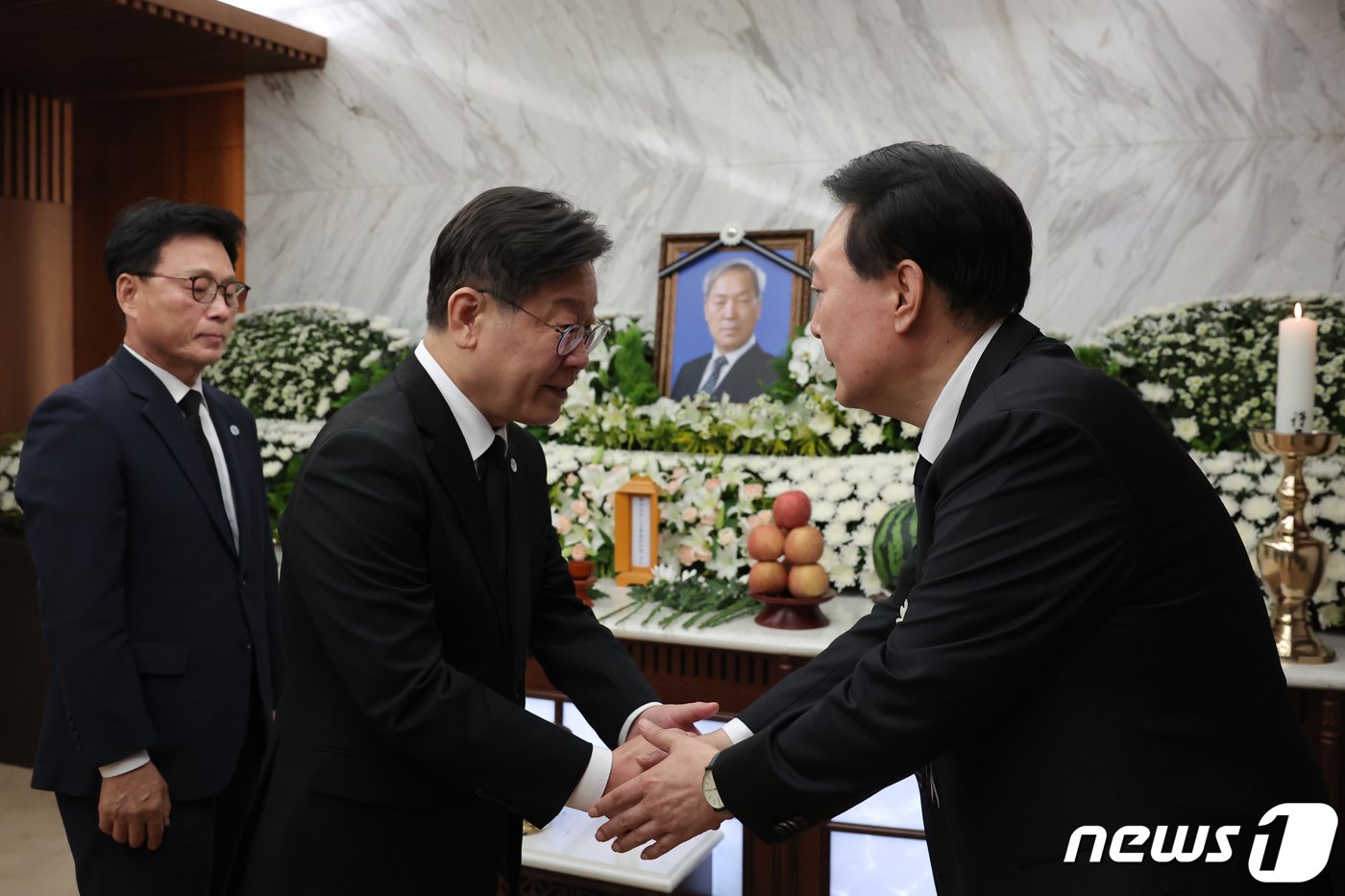 이재명 더불어민주당 대표가 15일 오후 서울 서대문구 신촌세브란스병원 장례식장에 마련된 윤석열 대통령의 부친 고 윤기중 연세대 명예교수 빈소를 찾아 조문한 뒤 윤 대통령과 악수를 나누고 있다.&#40;대통령실 제공&#41; 2023.8.15/뉴스1 ⓒ News1 오대일 기자