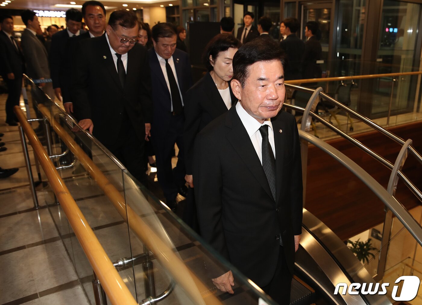 본문 이미지 - 김진표 국회의장이 15일 오후 윤석열 대통령의 부친 고 윤기중 연세대 명예교수의 빈소가 마련된 서울 서대문구 신촌세브란스병원 장례식장으로 들어서고 있다. 윤 교수의 장례는 가족장으로 사흘간 진행된다. 2023.8.15/뉴스1 ⓒ News1 오대일 기자