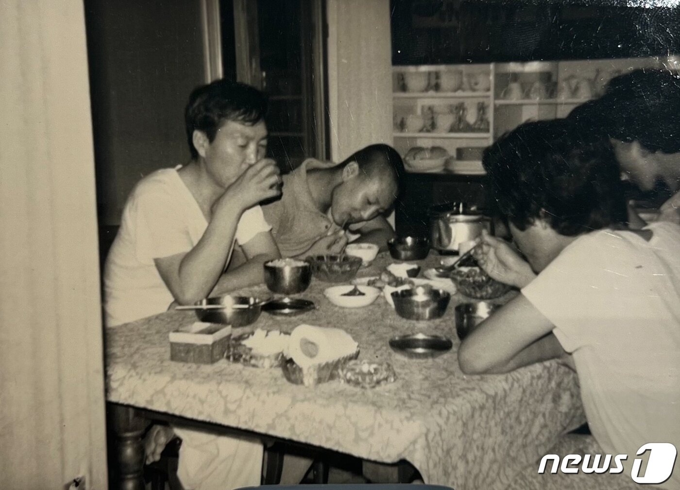 본문 이미지 - 윤석열 대통령의 부친 고 윤기중 연세대 명예교수가 15일 향년 92세를 일기로 별세했다. 사진은 윤 대통령 가족 사진. (대통령실 제공) 2023.8.15/뉴스1 ⓒ News1 오대일 기자