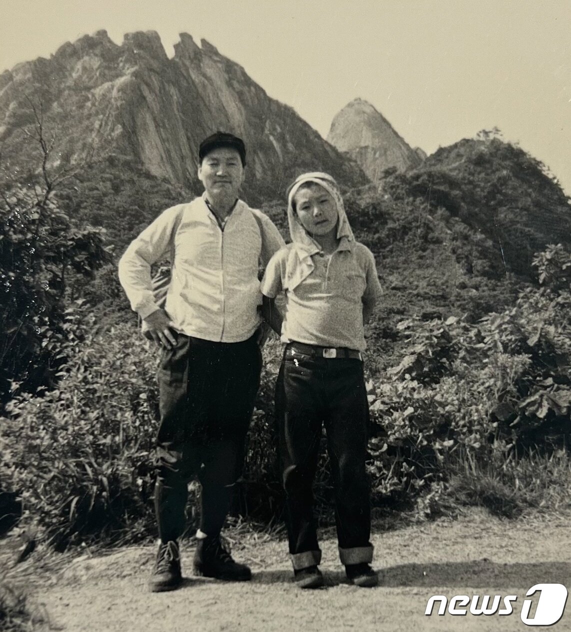 본문 이미지 - 윤석열 대통령의 부친 고 윤기중 연세대 명예교수가 15일 향년 92세를 일기로 별세했다. 사진은 고인과 윤 대통령. (대통령실 제공) 2023.8.15/뉴스1 ⓒ News1 오대일 기자