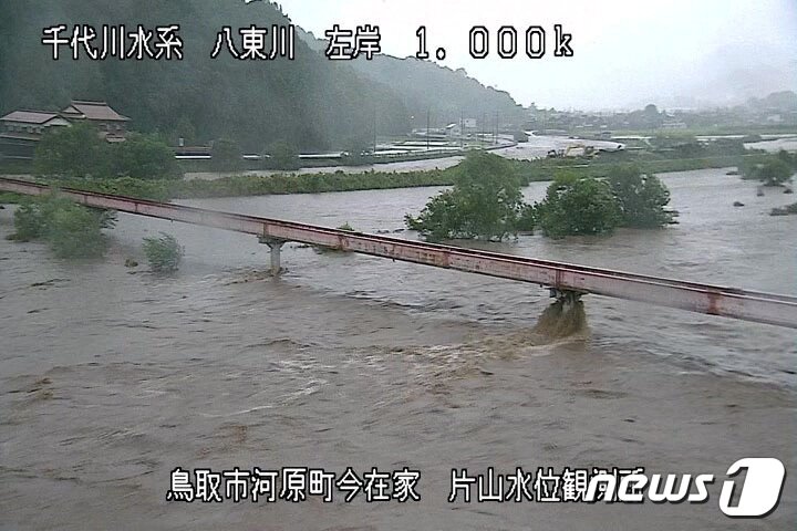 본문 이미지 - 15일 일본 서부 돗토리현 소재 핫토강이 태풍 '란'이 몰고 온 폭우로 불어났다. (사진 제공 : 일본 국토교통성 중계 카메라) 2023.08.15/ ⓒ 로이터=뉴스1 ⓒ News1 권진영 기자