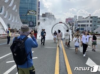 본문 이미지 - 목척교에 설치된 쿨링포그.(대전시 제공)/뉴스1