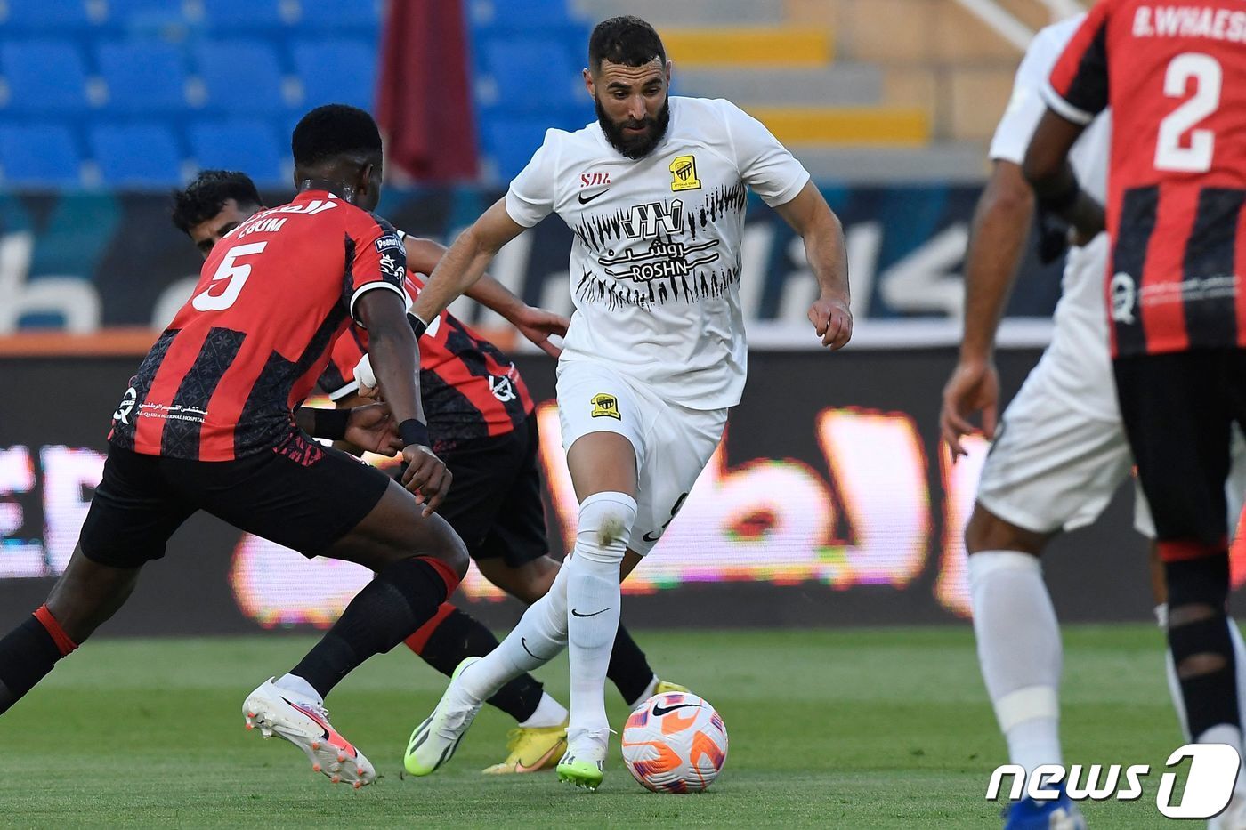 본문 이미지 - 알이티하드 골잡이 벤제마(가운데). ⓒ AFP=뉴스1