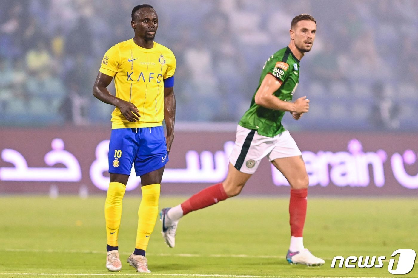 본문 이미지 - 알나스르 사디오 마네(왼쪽)와 알이티파크 조던 헨더슨(오른쪽). ⓒ AFP=뉴스1