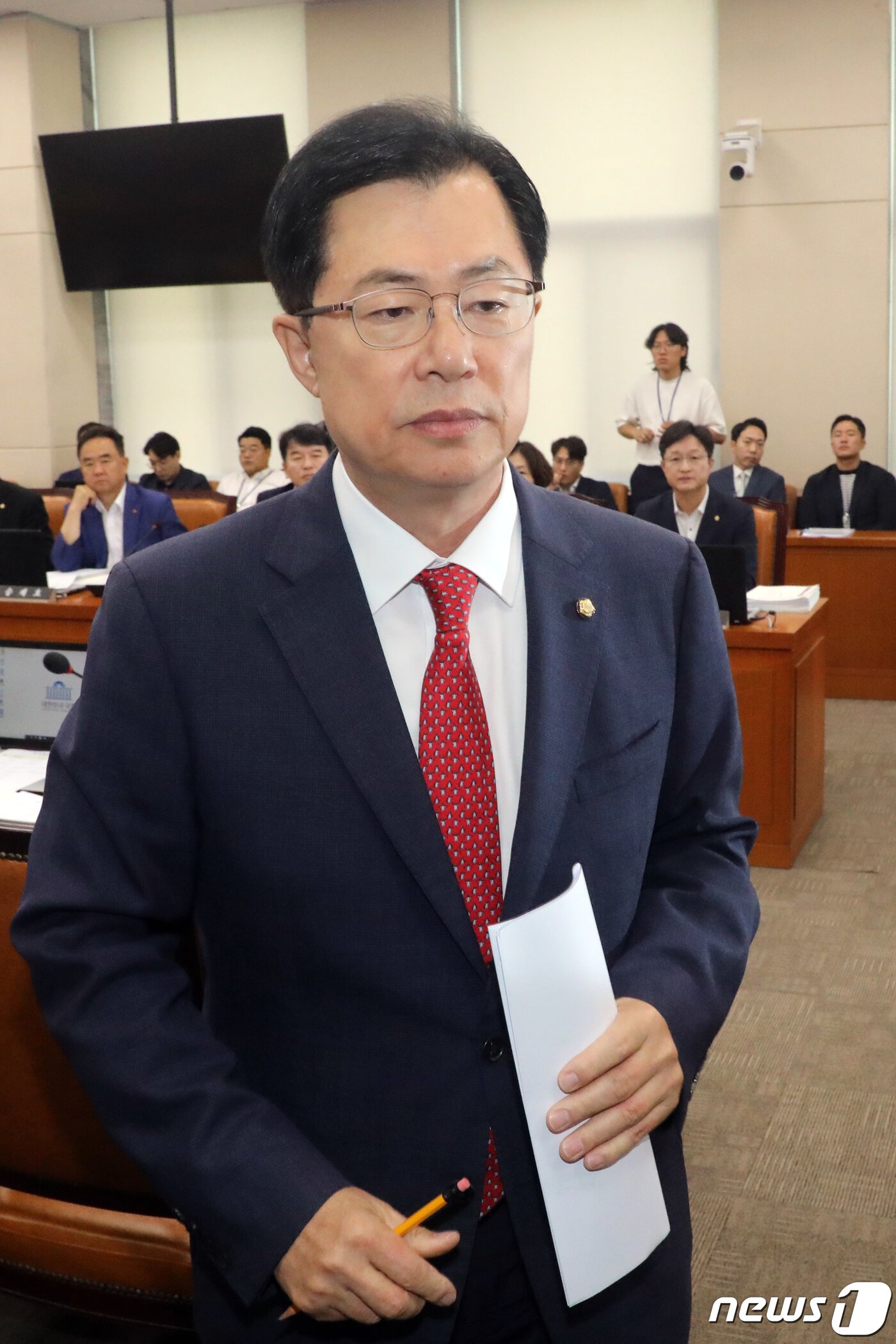 본문 이미지 - 이만희 여당 행안위 간사가 16일 오전 서울 여의도 국회에서 열린 행정안전위원회 전체회의에서 의사진행발언을 마치고 퇴장하고 있다.2023.8.16/뉴스1 ⓒ News1 황기선 기자