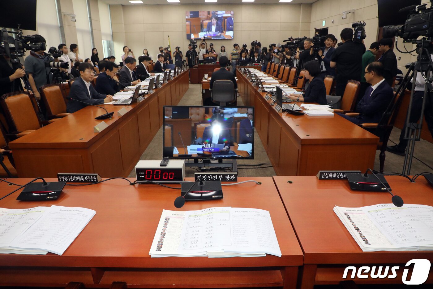 본문 이미지 - 16일 오전 서울 여의도 국회에서 열린 행정안전위원회 전체회의에서 이상민 행전안전부 장관 등 정부 측 인사와 여당 의원 석이 비어있다.  2023.8.16/뉴스1 ⓒ News1 황기선 기자
