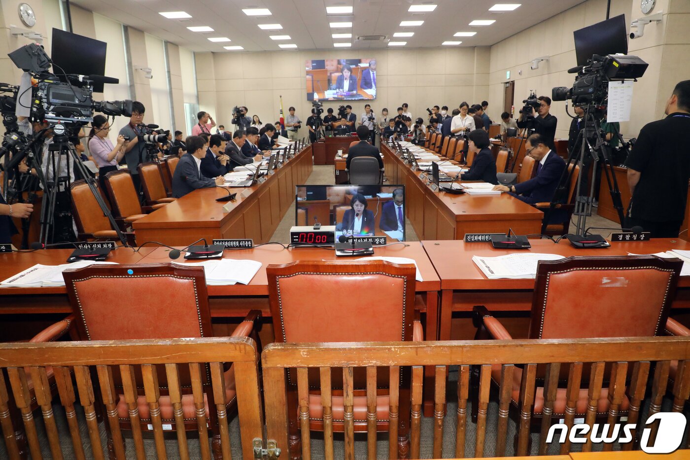 본문 이미지 - 16일 오전 서울 여의도 국회에서 열린 행정안전위원회 전체회의에서 이상민 행전안전부 장관 등 정부 측 인사와 여당 의원 석이 비어있다. 2023.8.16/뉴스1 ⓒ News1 황기선 기자
