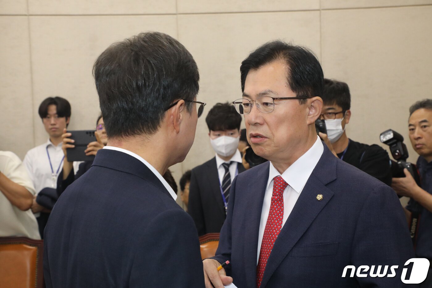 본문 이미지 - 이만희 행안위 여당 간사와 강병원 야당 간사가 16일 오전 서울 여의도 국회에서 열린 행정안전위원회 전체회의에서 대화를 나누고 있다.2023.8.16/뉴스1 ⓒ News1 황기선 기자