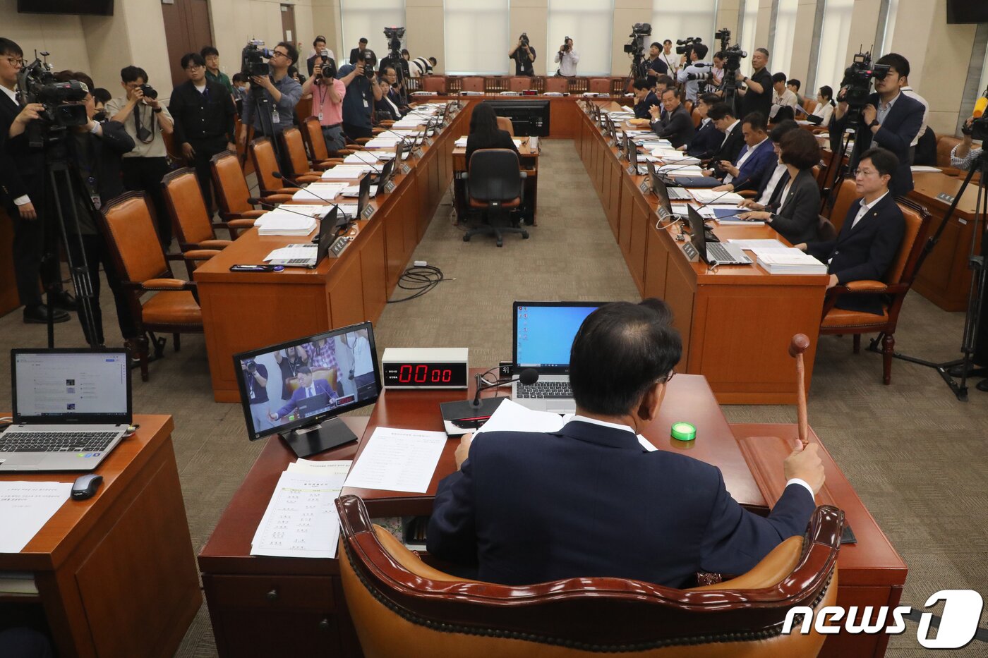 본문 이미지 - 김교흥 행안위원장이 16일 오전 서울 여의도 국회에서 열린 행정안전위원회 전체회의에서 산회를 선포하고 있다. 2023.8.16/뉴스1 ⓒ News1 황기선 기자