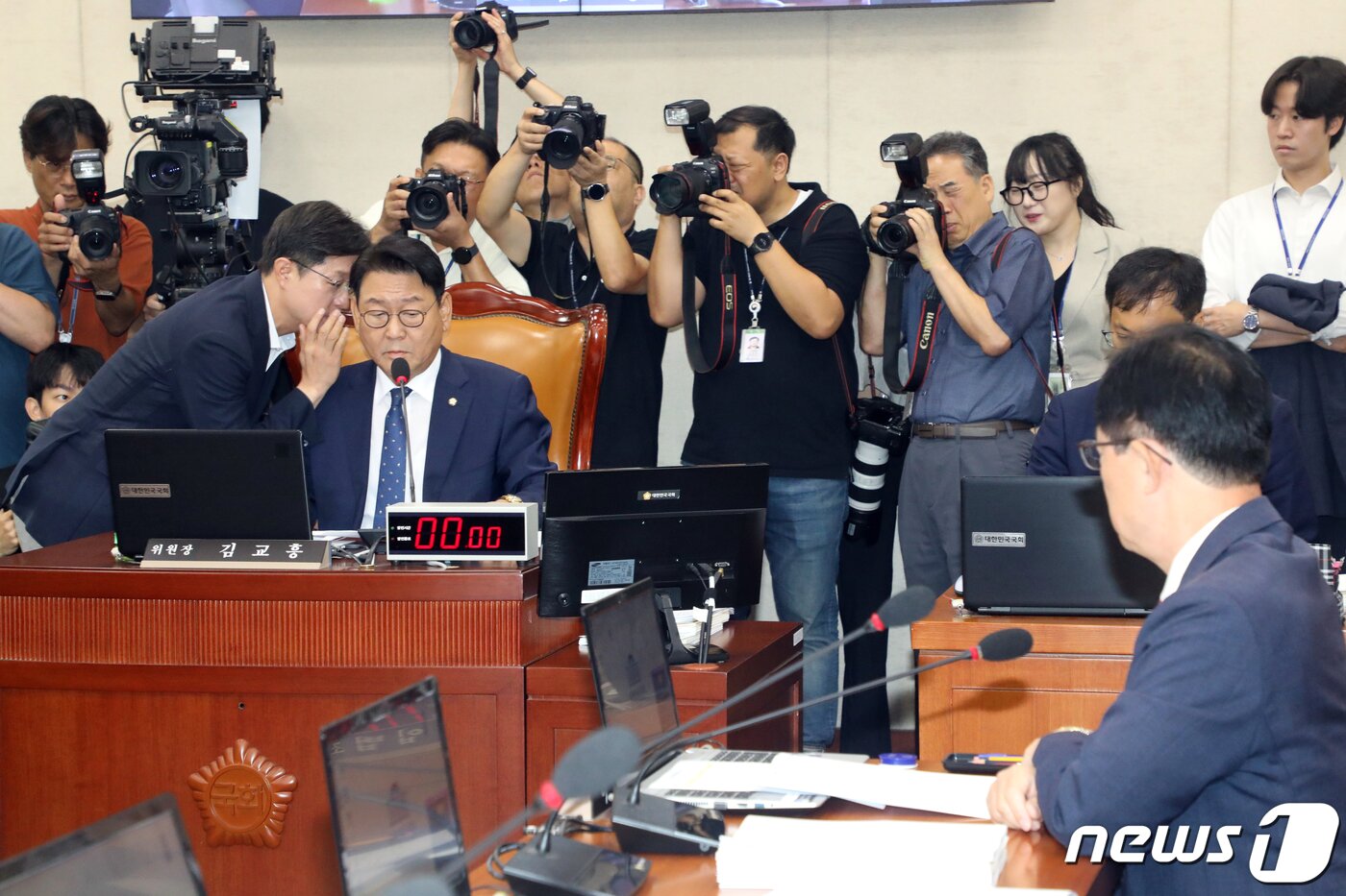 본문 이미지 - 김교흥 행안위원장과 강병원 야당 간사가 16일 오전 서울 여의도 국회에서 열린 행정안전위원회 전체회의에서 대화를 나누고 있다. 2023.8.16/뉴스1 ⓒ News1 황기선 기자
