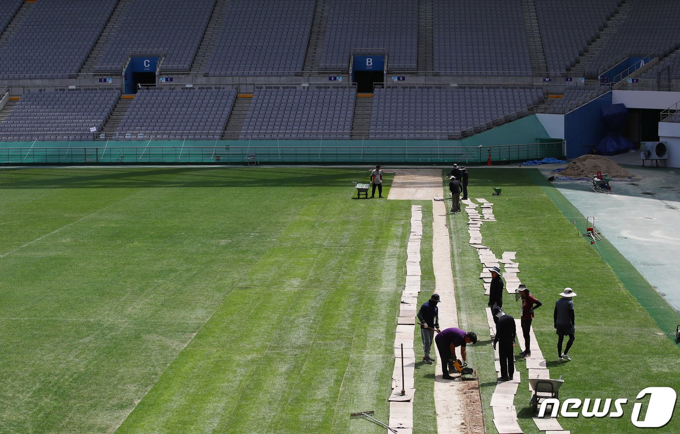 지난해 잔디 복구 작업을 한 서울월드컵경기장. /뉴스1 ⓒ News1 김민지 기자