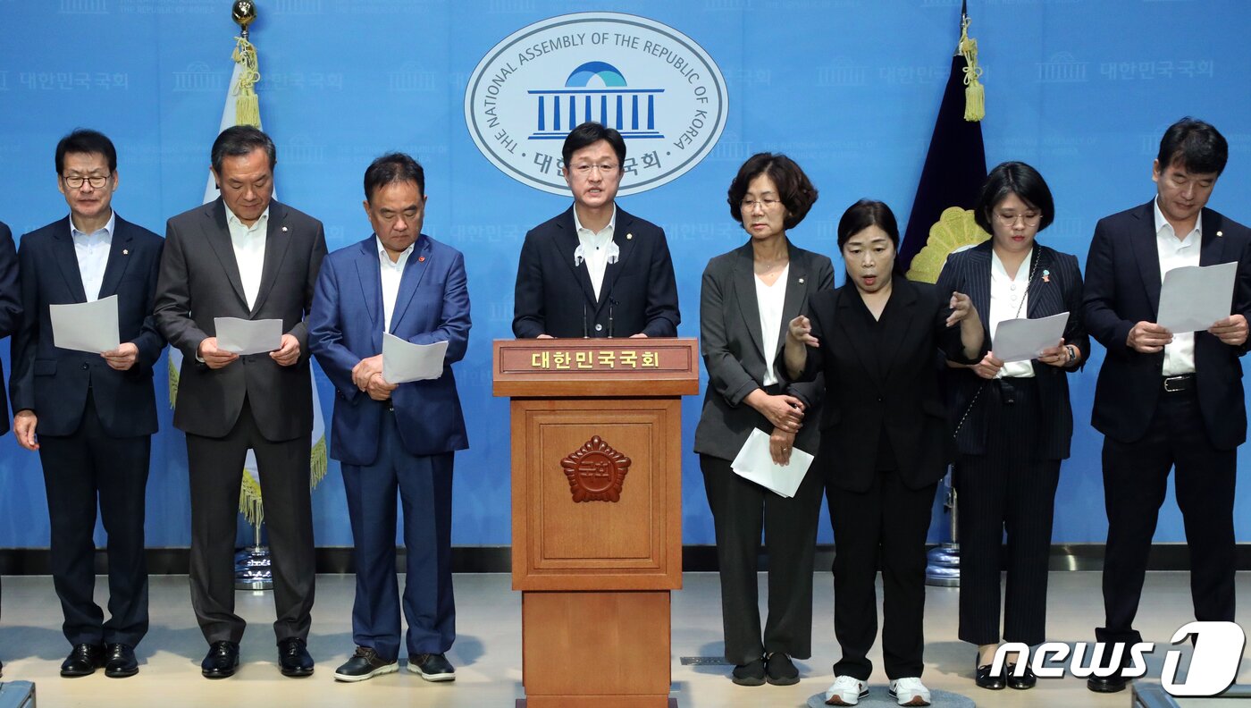 본문 이미지 - 강병원 야당 행안위 간사 등 의원들이 16일 오전 서울 여의도 국회 소통관에서 행정안전위원회 파행 관련 기자회견을 하고 있다 . 2023.8.16/뉴스1 ⓒ News1 황기선 기자