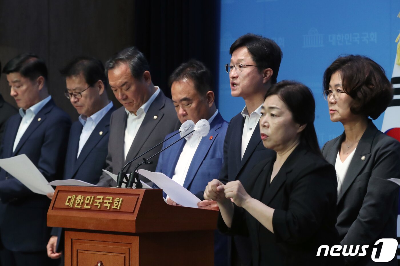 본문 이미지 - 강병원 야당 행안위 간사 등 의원들이 16일 오전 서울 여의도 국회 소통관에서 행정안전위원회 파행 관련 기자회견을 하고 있다 . 2023.8.16/뉴스1 ⓒ News1 황기선 기자