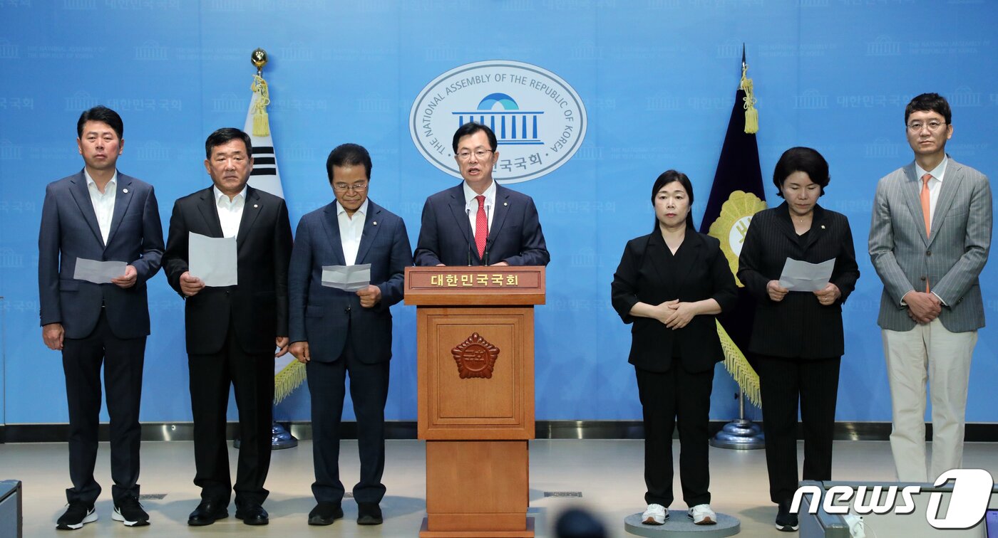 본문 이미지 - 이만희 여당 행안위 간사 등 의원들이 16일 오전 서울 여의도 국회 소통관에서 행정안전위원회 파행 관련 기자회견을 하고 있다 . 2023.8.16/뉴스1 ⓒ News1 황기선 기자