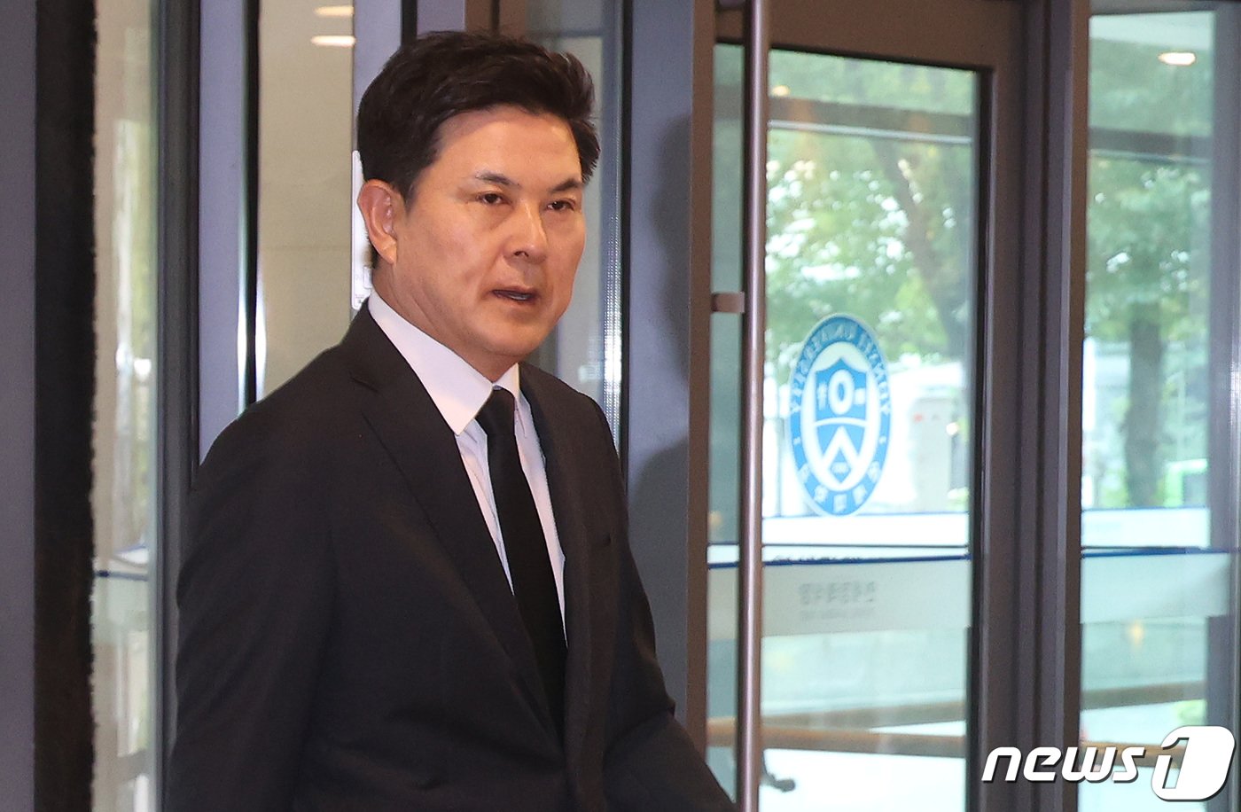 본문 이미지 - 김태호 국민의힘 의원이 16일 오전 윤석열 대통령의 부친 고 윤기중 연세대 명예교수의 빈소가 마련된 서울 서대문구 신촌세브란스병원 장례식장을 찾아 조문하기 위해 이동하고 있다. 2023.8.16/뉴스1 ⓒ News1 사진공동취재단