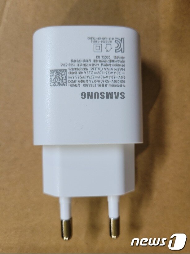 본문 이미지 - 위조 삼성 충전기(인천세관 제공) / 뉴스1