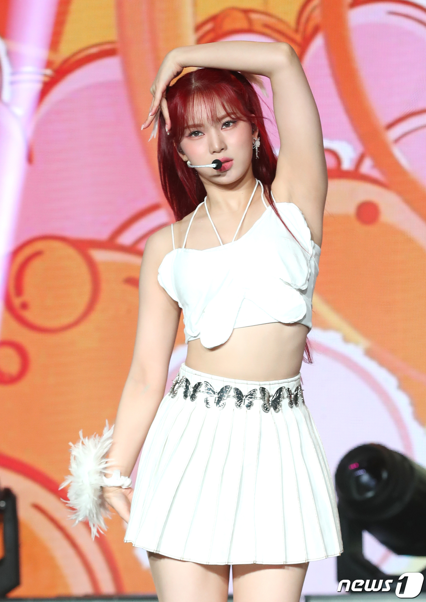 (서울=뉴스1) 권현진 기자 = 그룹 스테이씨(STAYC) 아이사가 16일 서울 강남구 일지아트홀에서 열린 세 번째 미니 앨범 '틴프레시(TEENFRESH)' 발매 쇼케이스에서 타 …