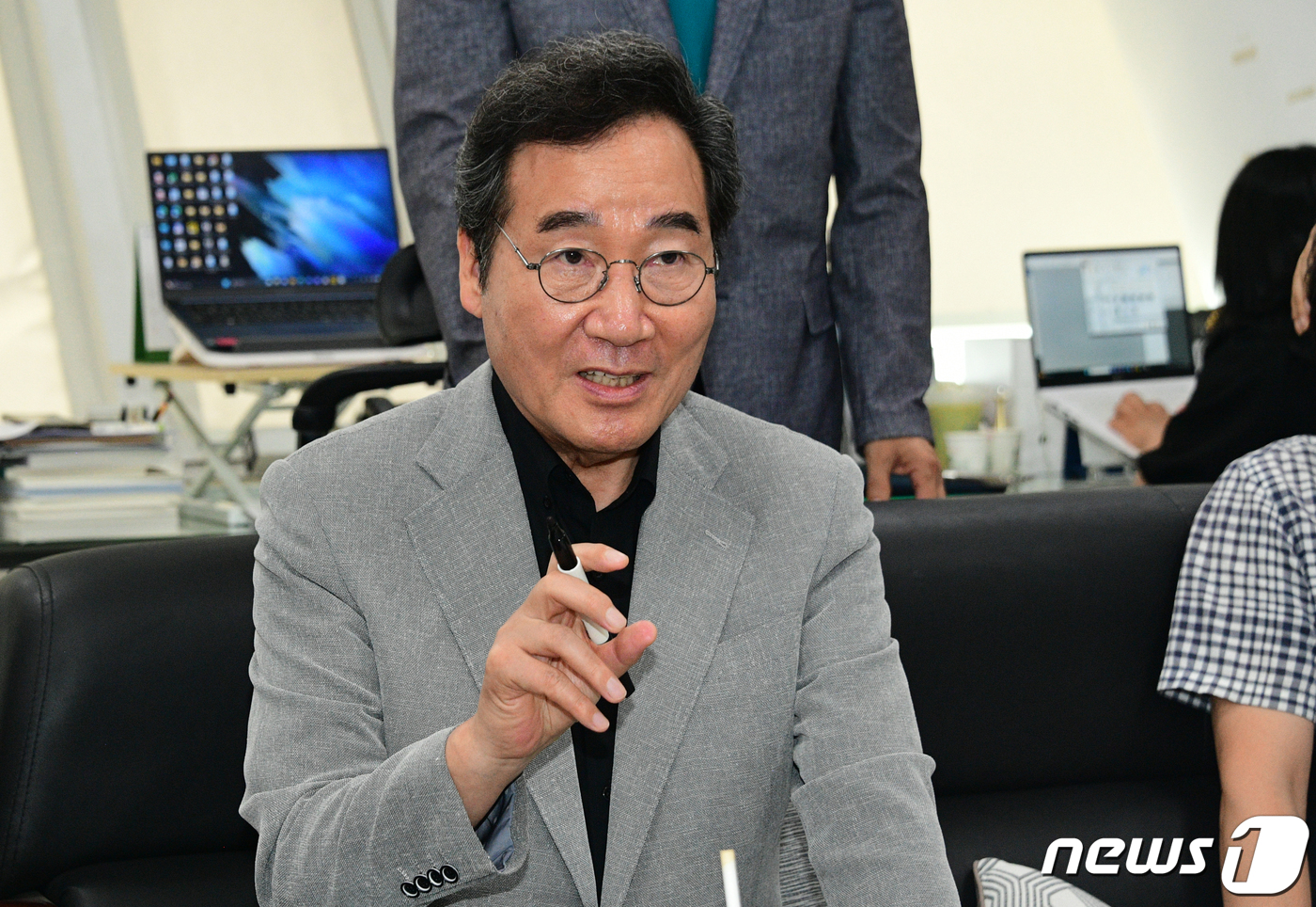 (광주=뉴스1) 박준배 기자 = 이낙연 전 더불어민주당 대표가 16일 광주시의회 기자실에서 간담회를 갖고 있다. 이 전 대표는 "민주당이 길을 잃고 있다"며 "DJ 시대, 제2의 …