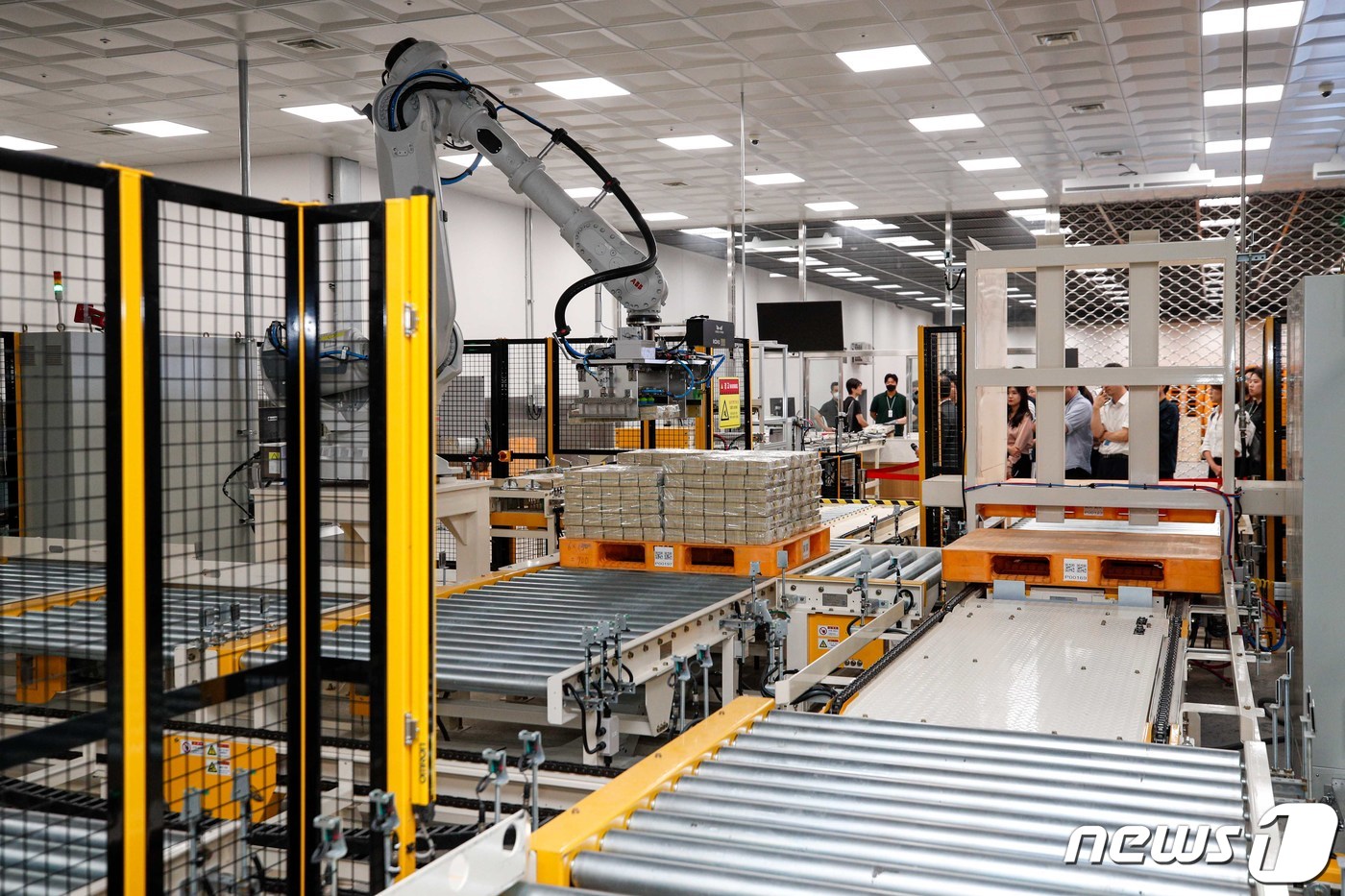 (서울=뉴스1) 사진공동취재단 = 16일 서울 중구 한국은행 본부 화폐수납장에서 자동화금고시스템이 시연되고 있다.이전에는 화폐를 지계차에 쌓아 운송했으나, 이제부터는 '로봇 팔'로 …