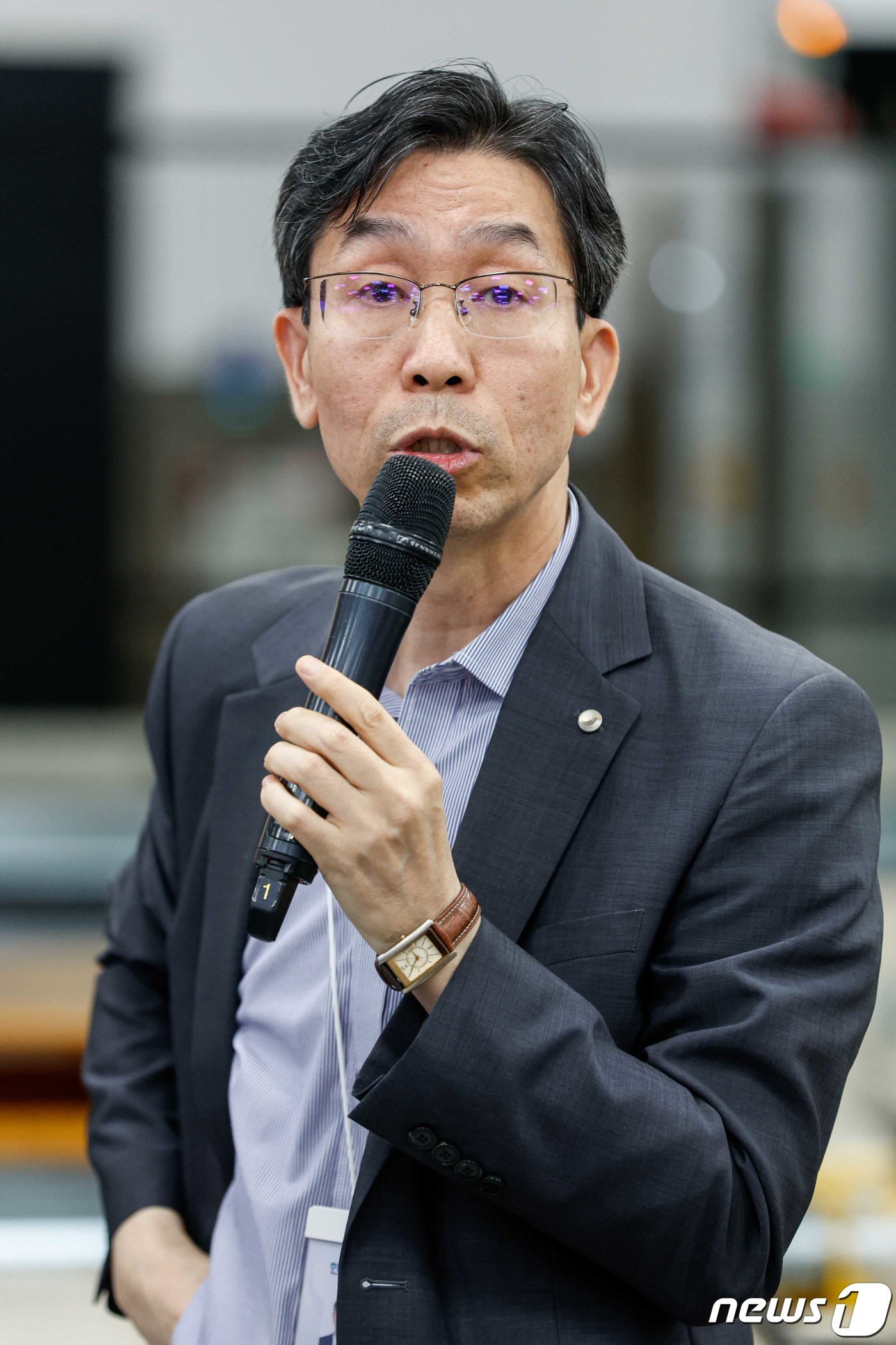 (서울=뉴스1) 사진공동취재단 = 김근영 한국은행 발권국장이 16일 서울 중구 한국은행 본부 화폐수납장에서 열린 '자동화금고시스템 설명회'에서 발언하고 있다.이전에는 화폐를 지계차 …