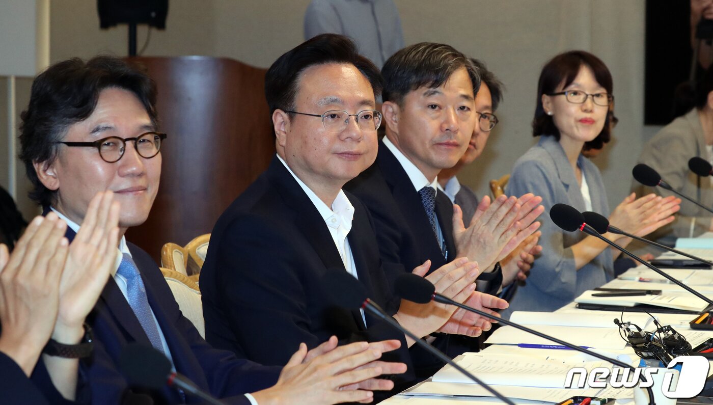 본문 이미지 - 조규홍 보건복지부 장관이 16일 오후 서울 종로구 세종대로 정부서울청사에서 열린 2023년 제1차 보건의료정책심의위원회에서 위원 소개에 박수를 치고 있다. 2023.8.16/뉴스1 ⓒ News1 김명섭 기자