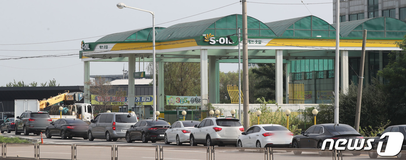 (수원=뉴스1) 김영운 기자 = 휘발유와 경유 등 기름값이 연일 상승세를 이어가고 있는 16일 오후 경기 수원시의 한 주유소에서 자동차들이 기름을 넣기 위해 길게 줄 서 있다.정부 …