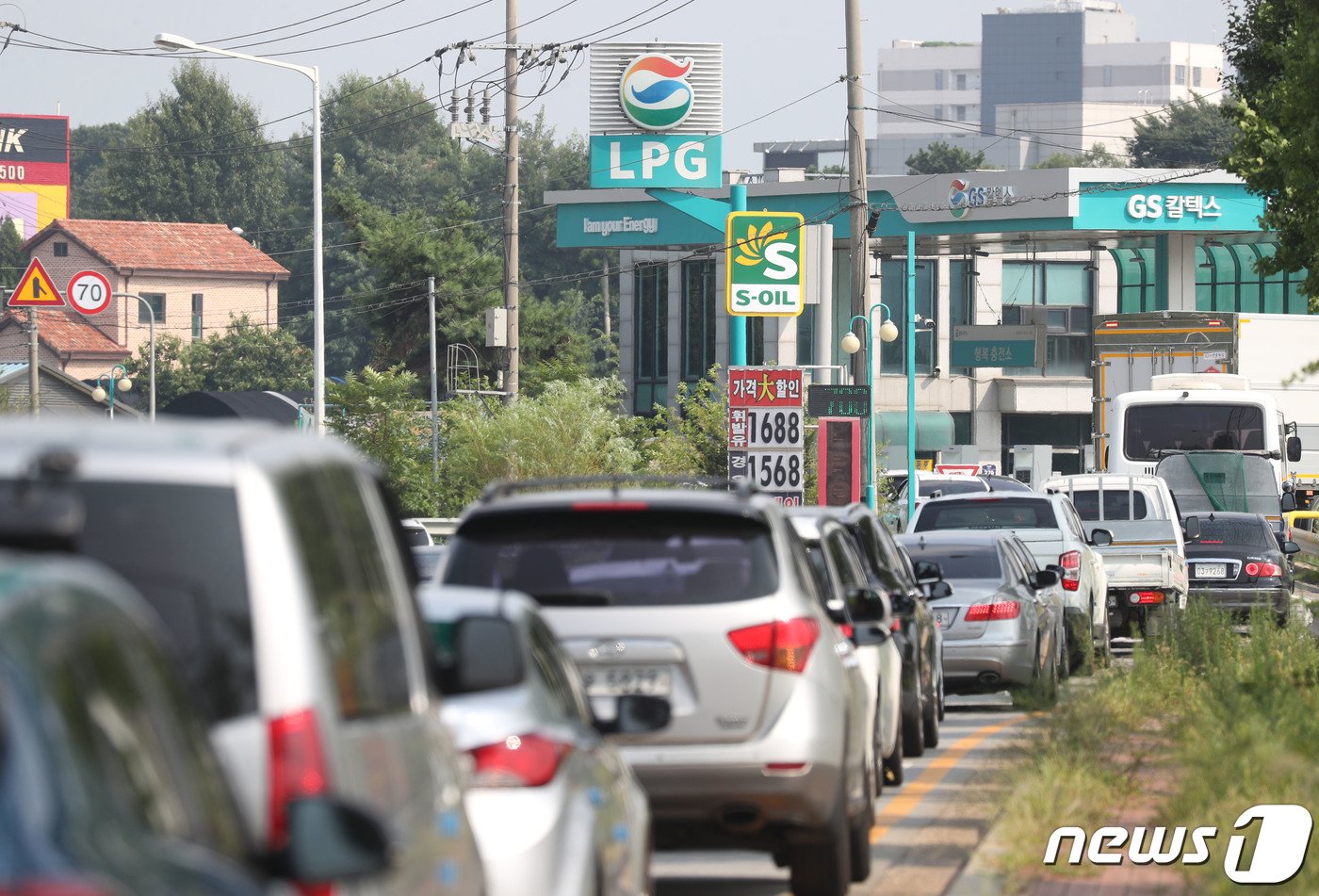 본문 이미지 - 휘발유와 경유 등 기름값이 연일 상승세를 이어가고 있는 16일 오후 경기 수원시의 한 주유소에서 자동차들이 기름을 넣기 위해 길게 줄 서 있다.  2023.8.16/뉴스1 ⓒ News1 김영운 기자