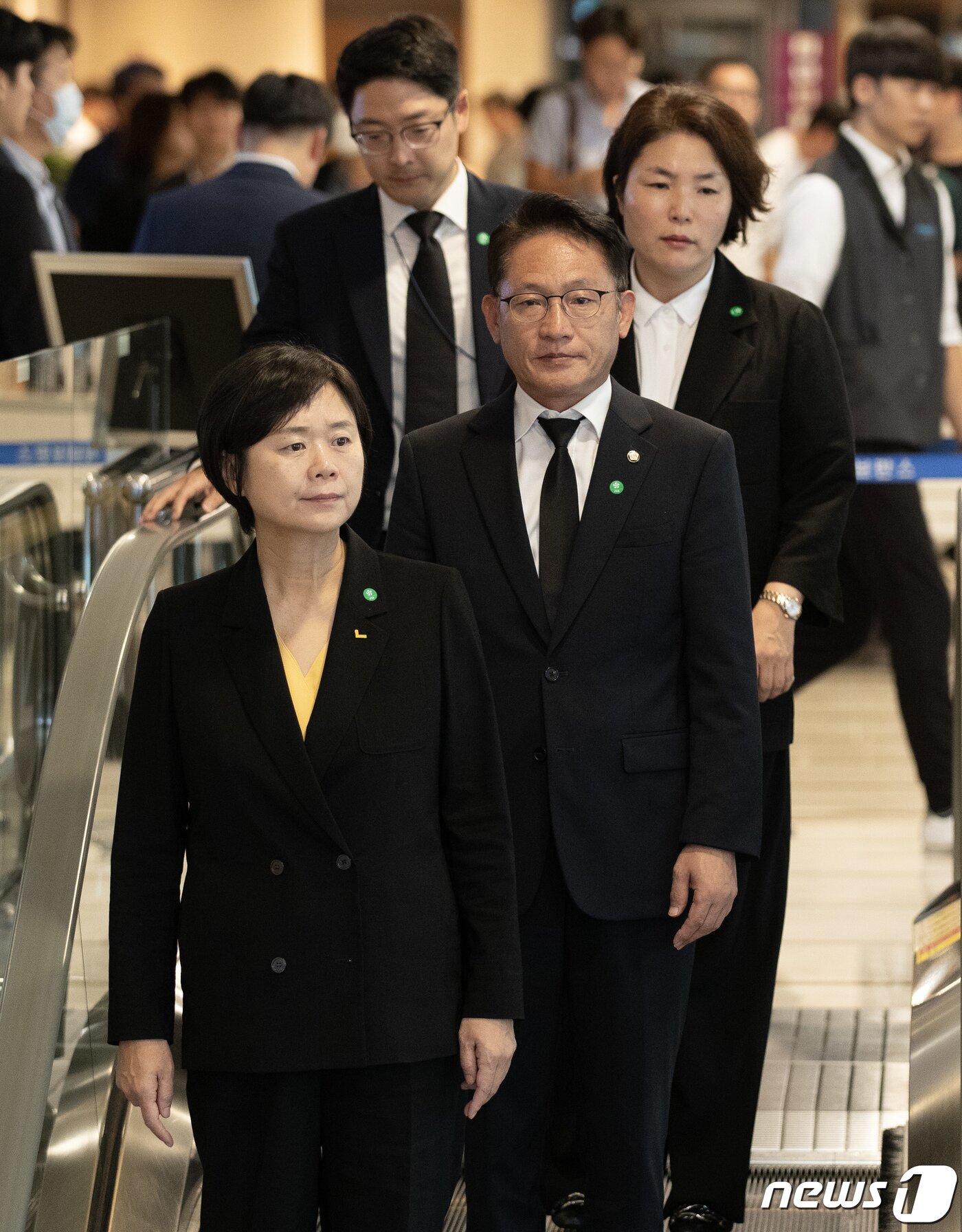 본문 이미지 - 이정미 정의당 대표와 배진교 원내대표가 16일 서울 서대문구 세브란스병원 장례식장에 마련된 윤석열 대통령 부친 윤기중 연세대 명예교수의 빈소로 향하고 있다. 2023.8.16/뉴스1 ⓒ News1 사진공동취재단